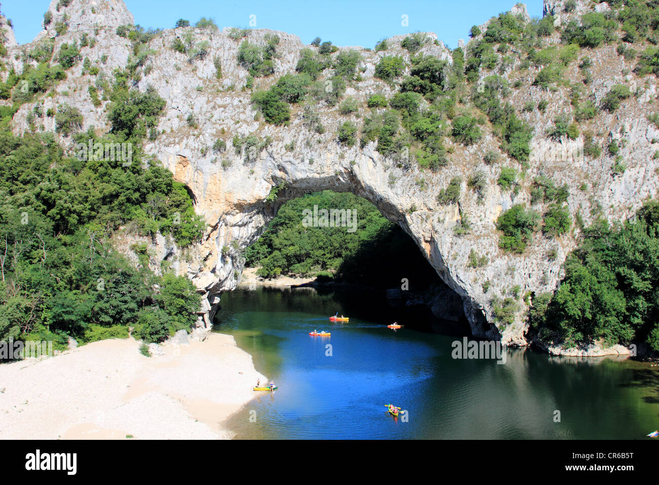 Le pont naturel de Vallon Pont d'Arc traversant la rivière Ardèche Banque D'Images