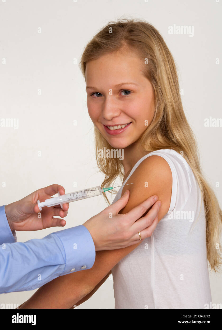 Femme médecin injection donnant à teenage girl Banque D'Images