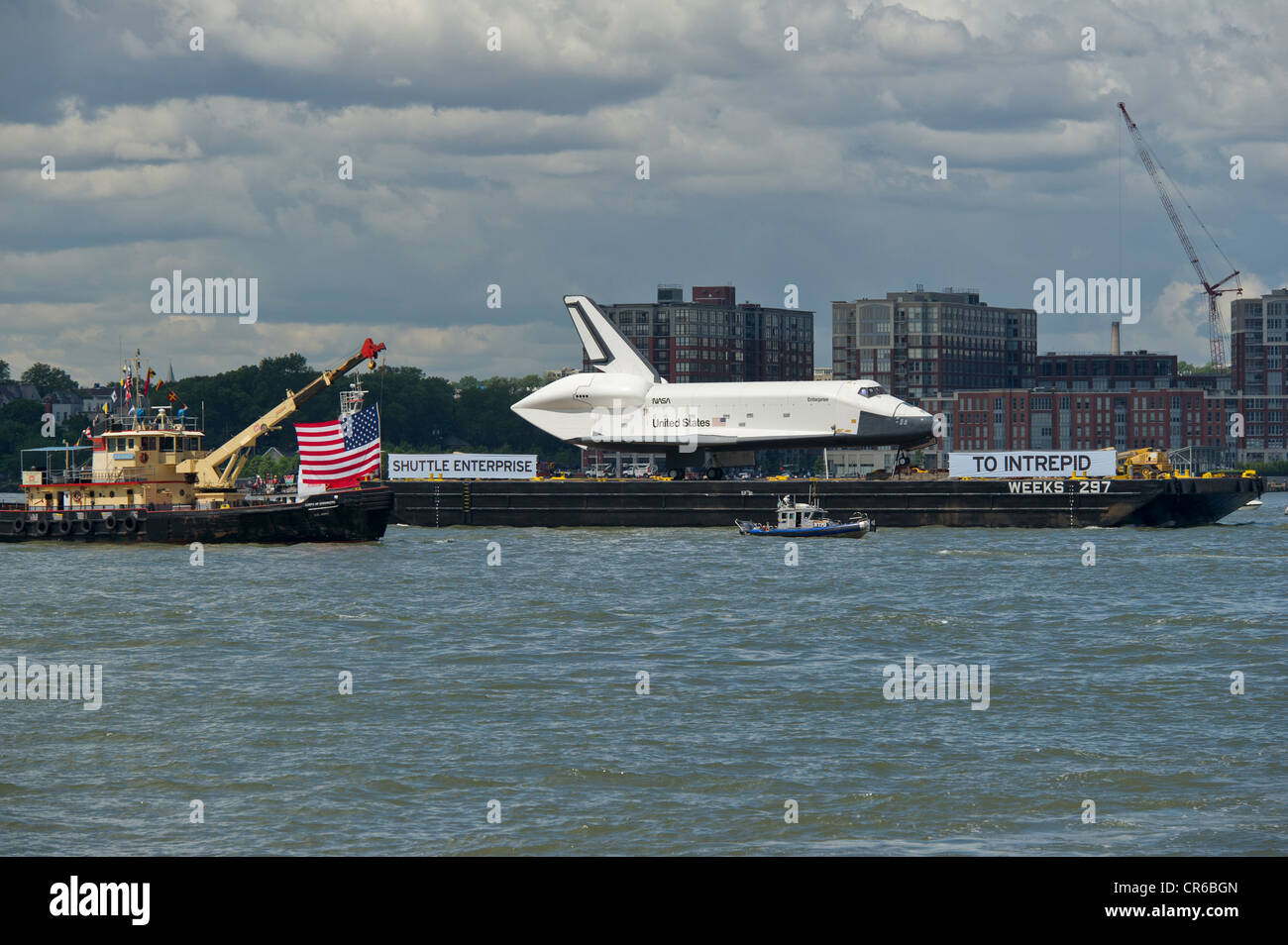 Navette spatiale Enterprise américain à la retraite prise par barge jusqu'la Rivière Hudson à New York à l'Intrepid Sea, Air and Space Museum. Banque D'Images