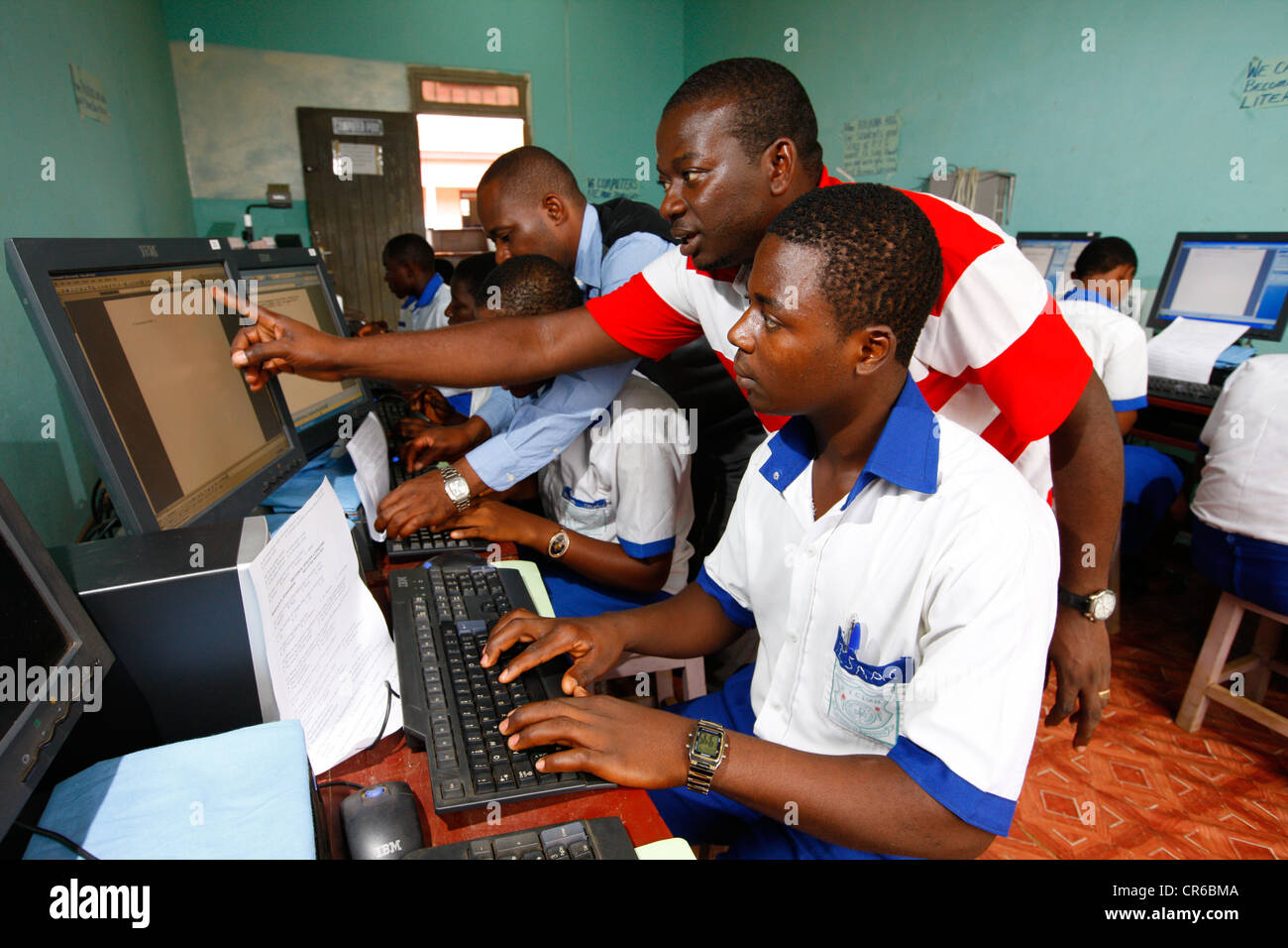 Les élèves de l'uniforme scolaire et enseignant durant des cours d'informatique, Kumba, Cameroun, Afrique Banque D'Images