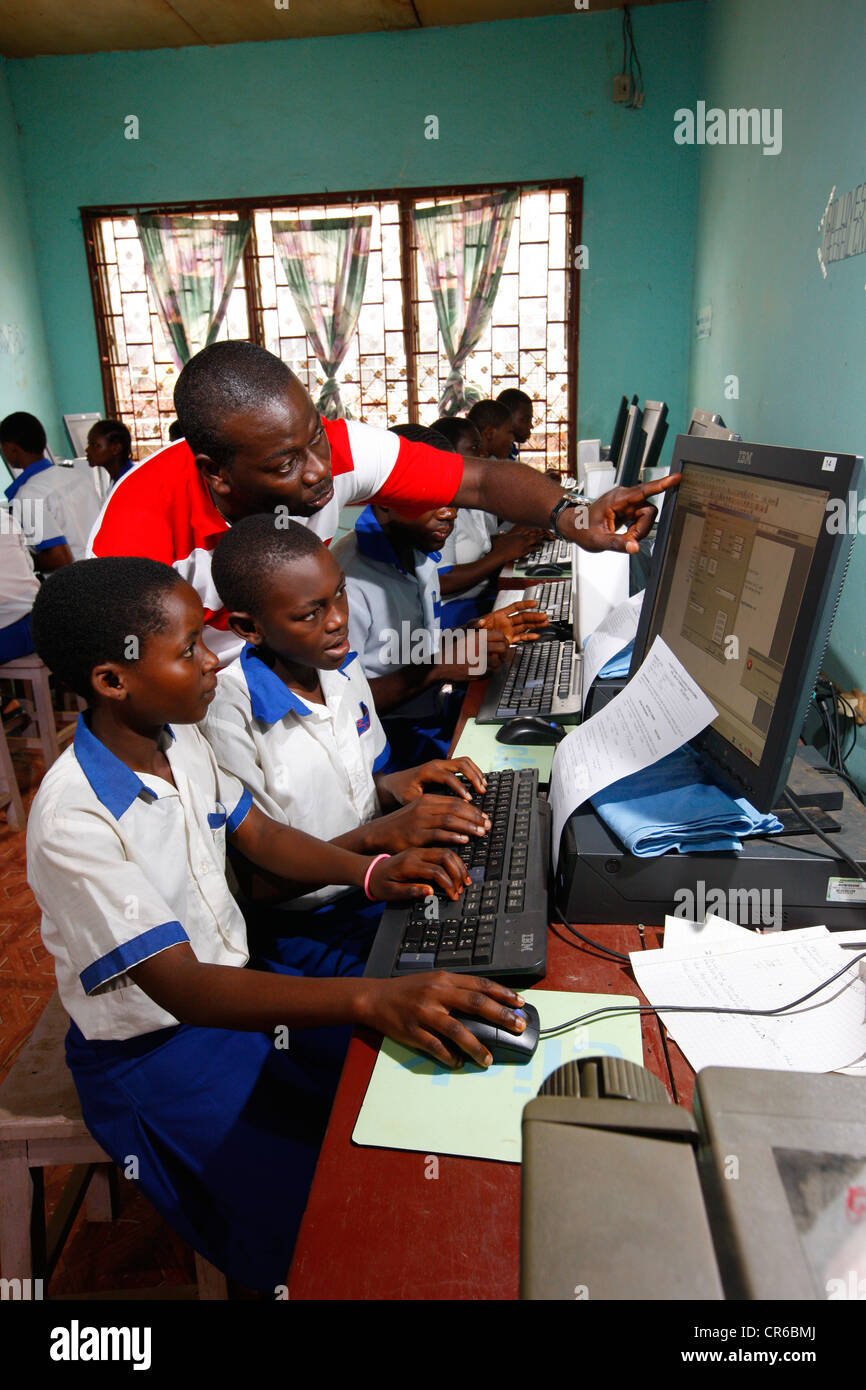 Les élèves de l'uniforme scolaire et enseignant durant des cours d'informatique, Kumba, Cameroun, Afrique Banque D'Images