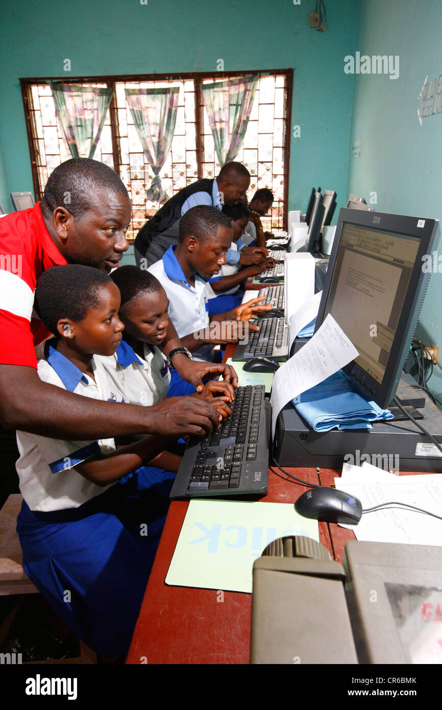 Les élèves de l'uniforme scolaire et enseignant durant des cours d'informatique, Kumba, Cameroun, Afrique Banque D'Images