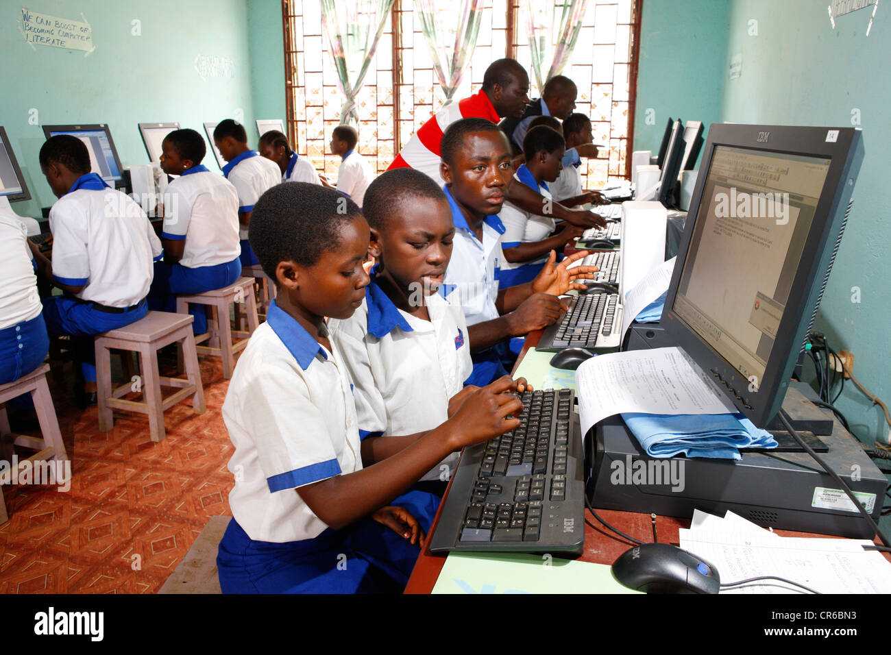 Les élèves à l'école uniforme pendant des cours d'informatique, Kumba, Cameroun, Afrique Banque D'Images