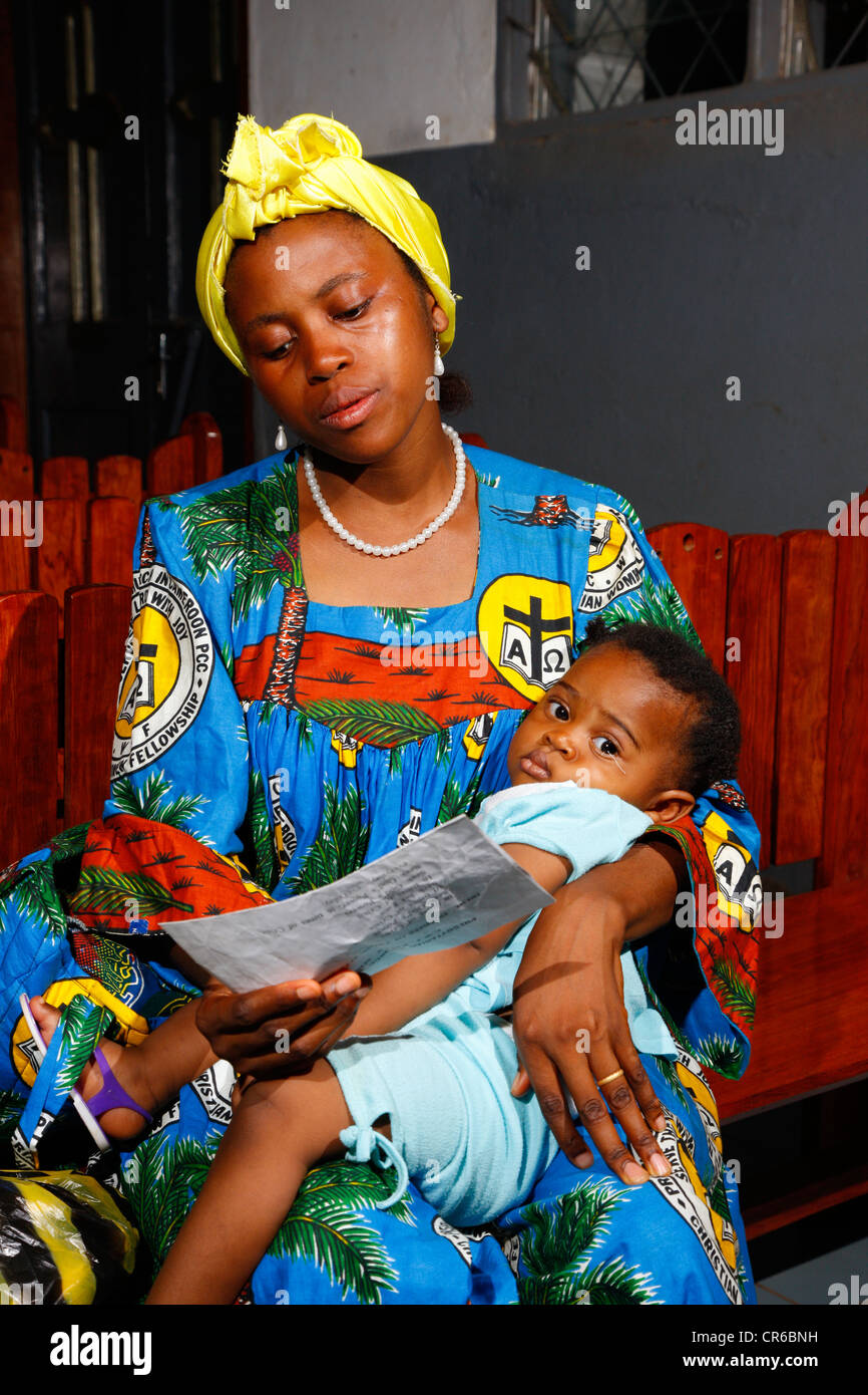 Femme de chant avec l'enfant sur ses genoux, Kumba, Cameroun, Afrique Banque D'Images