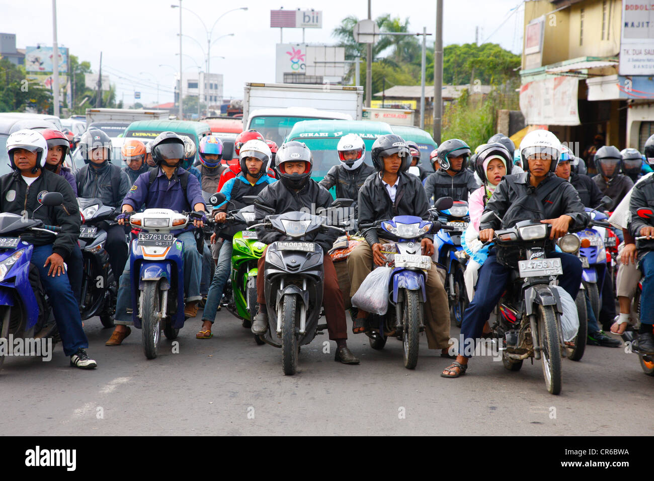 Les motocyclistes, scène de rue, Bandung, Java, Indonésie, Asie du sud-est Banque D'Images