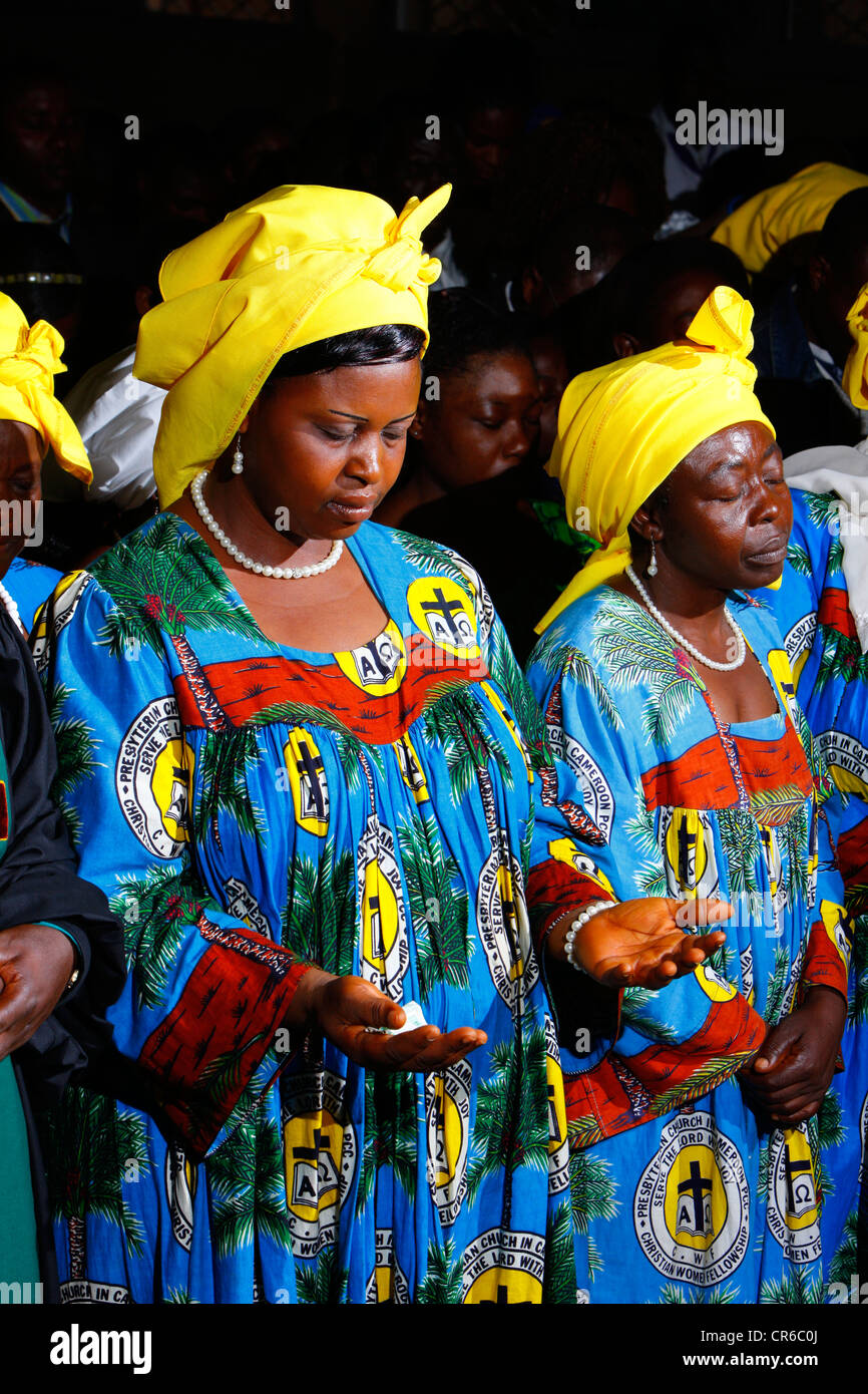 Les femmes priaient à un service de l'église le dimanche, Bamenda, Cameroun, Afrique Banque D'Images