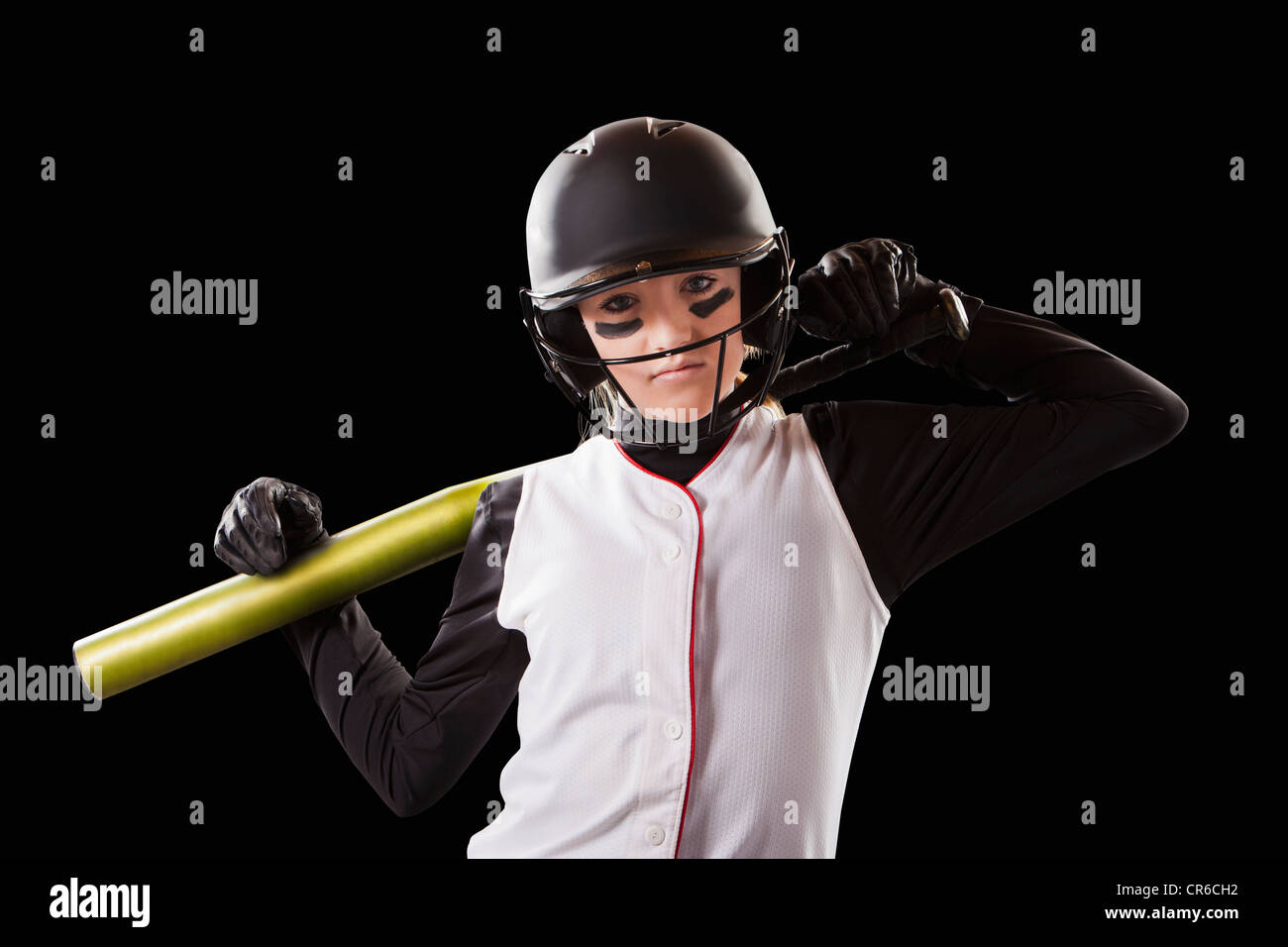 Portrait of Girl (12-13) sillonnent le softball Banque D'Images
