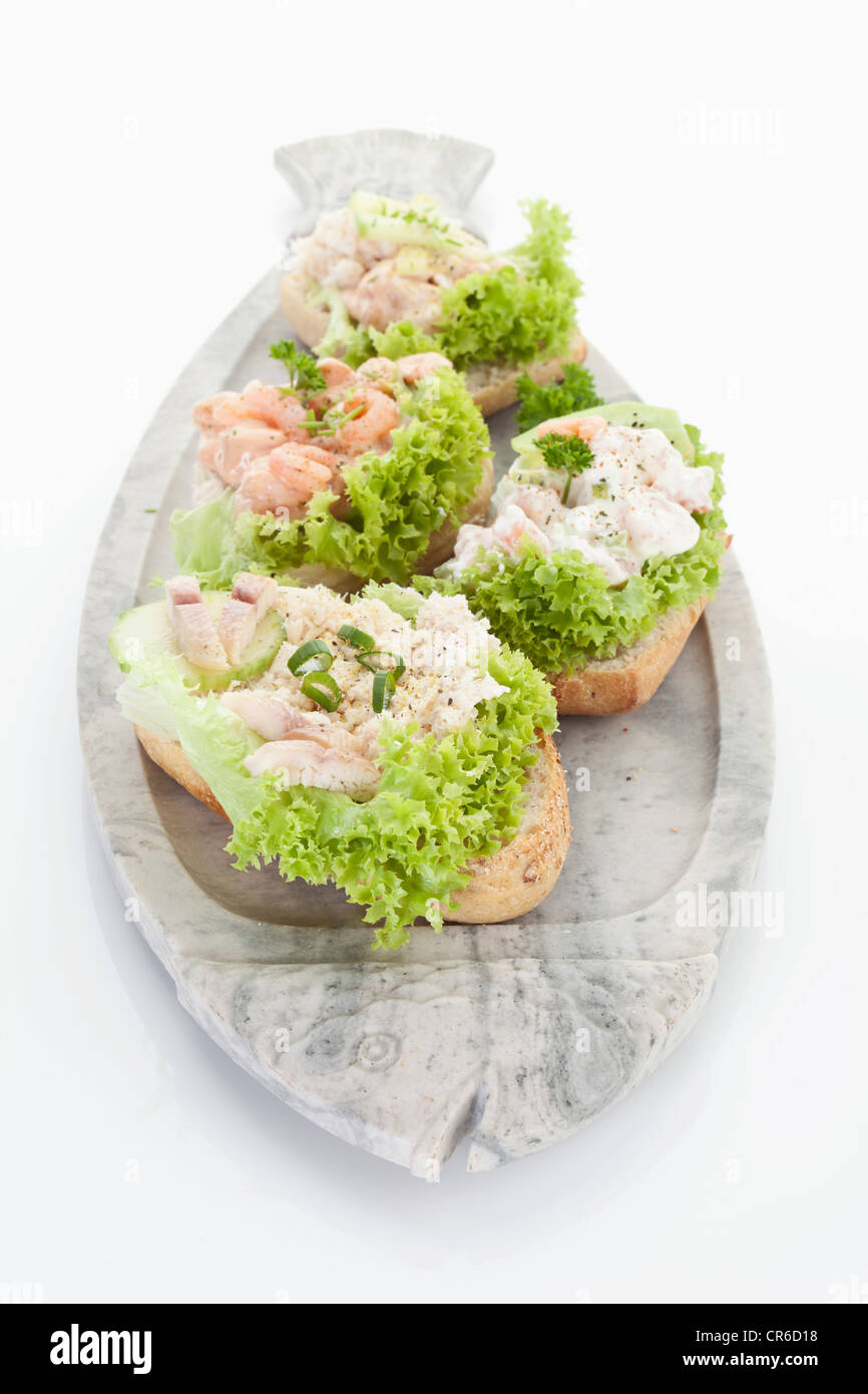 Filet de truite et crevettes sandwichs tartare dans la plaque sur fond blanc Banque D'Images