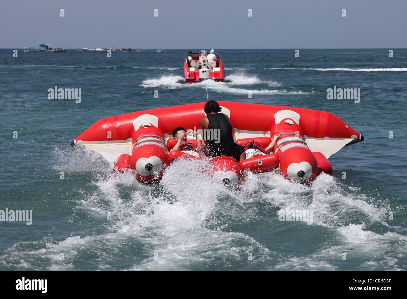 C'est une attraction de divertissement de Bali. Vol d'un ballon qui fonctionne comme delta ski nautique tracté par un bateau de vitesse sur la mer Banque D'Images