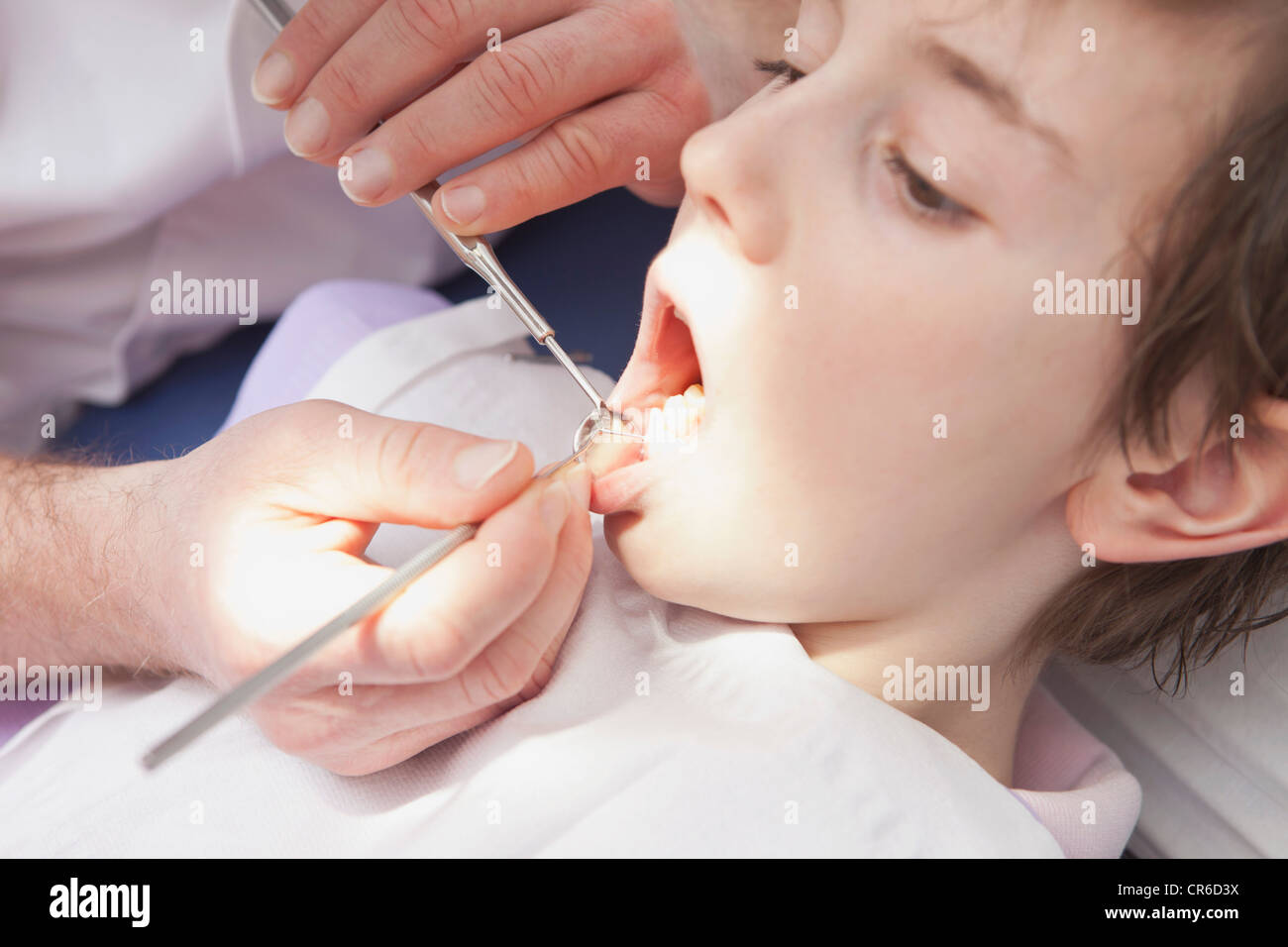 Germany, Bavaria, dentiste examining patient Banque D'Images