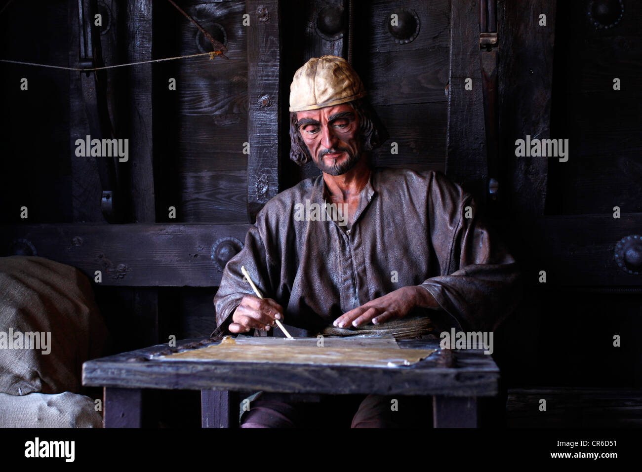 Marin sculpture dans une reproduction de Caravel Santa Maria navire. Christophe Colomb l'a utilisée dans son premier voyage en Amérique latine Banque D'Images