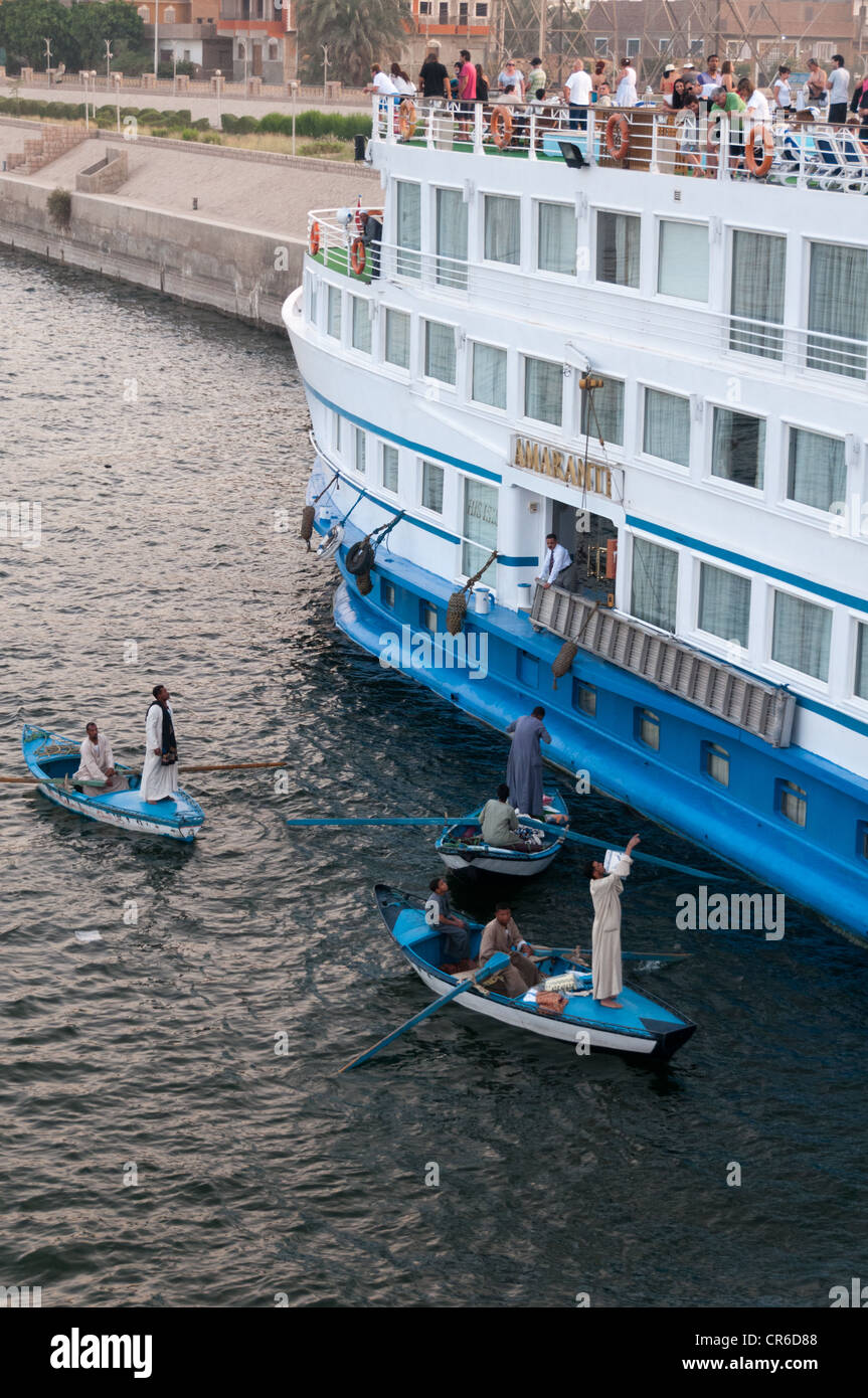 Les vendeurs désespérés en canot bateaux à quai des bateaux de croisière sur le Nil l'instabilité Egypt-Political a paralysé l'industrie du tourisme Banque D'Images