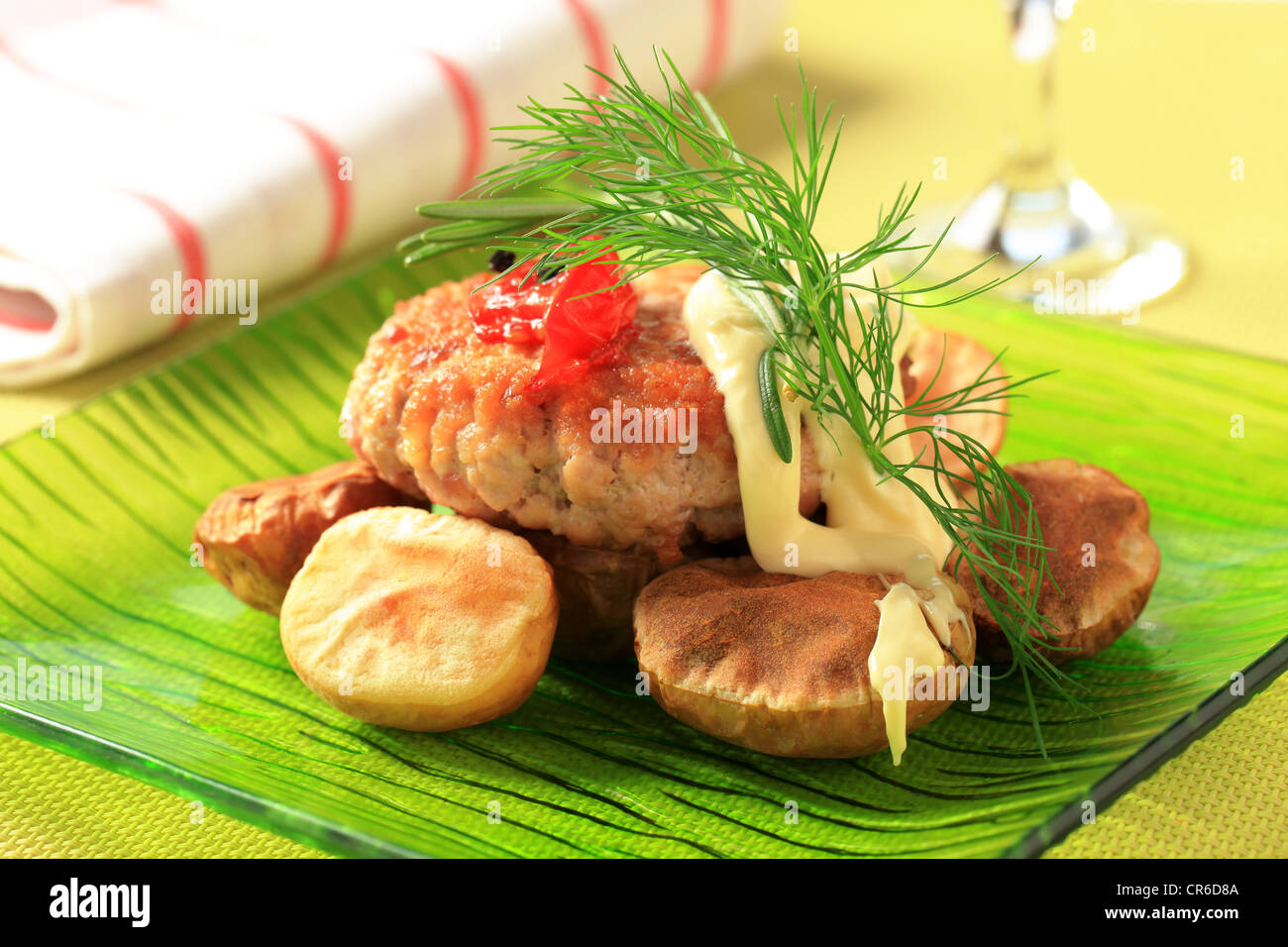 Patty viande avec pommes de terre au four et de la mayonnaise Banque D'Images