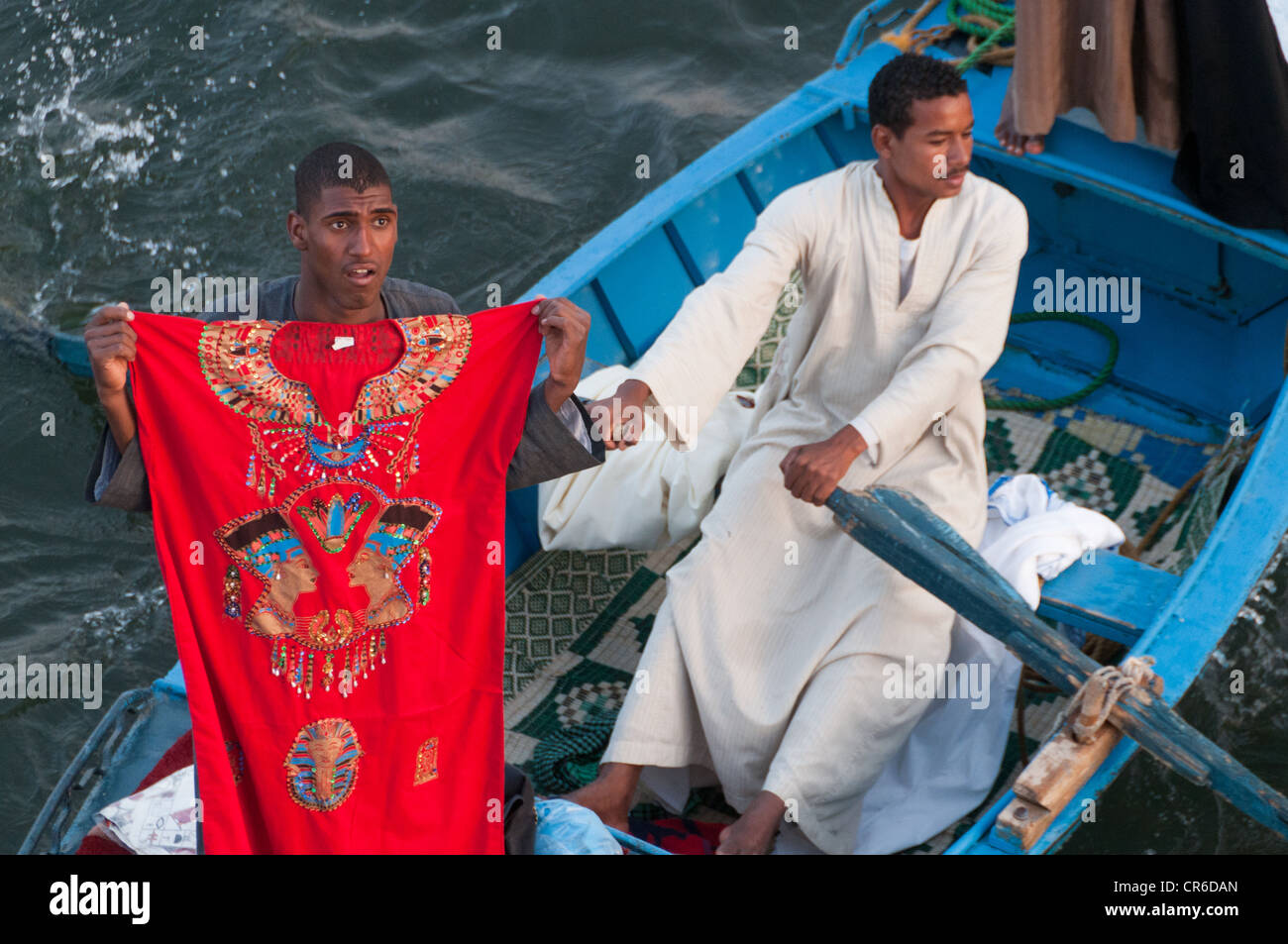 Les vendeurs désespérés en canot bateaux à quai des bateaux de croisière sur le Nil l'instabilité Egypt-Political a paralysé l'industrie du tourisme Banque D'Images