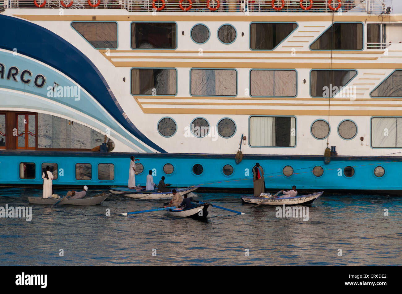Les vendeurs désespérés en canot bateaux à quai des bateaux de croisière sur le Nil l'instabilité Egypt-Political a paralysé l'industrie du tourisme Banque D'Images