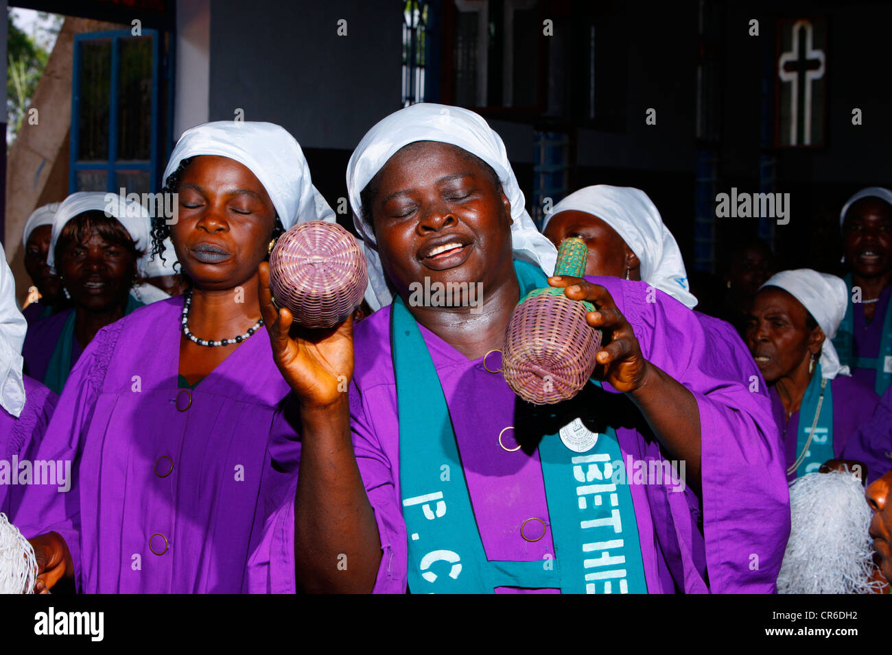 Femme avec des sonneries vibrantes, chorale à l'église, Bamenda, Cameroun, Afrique Banque D'Images