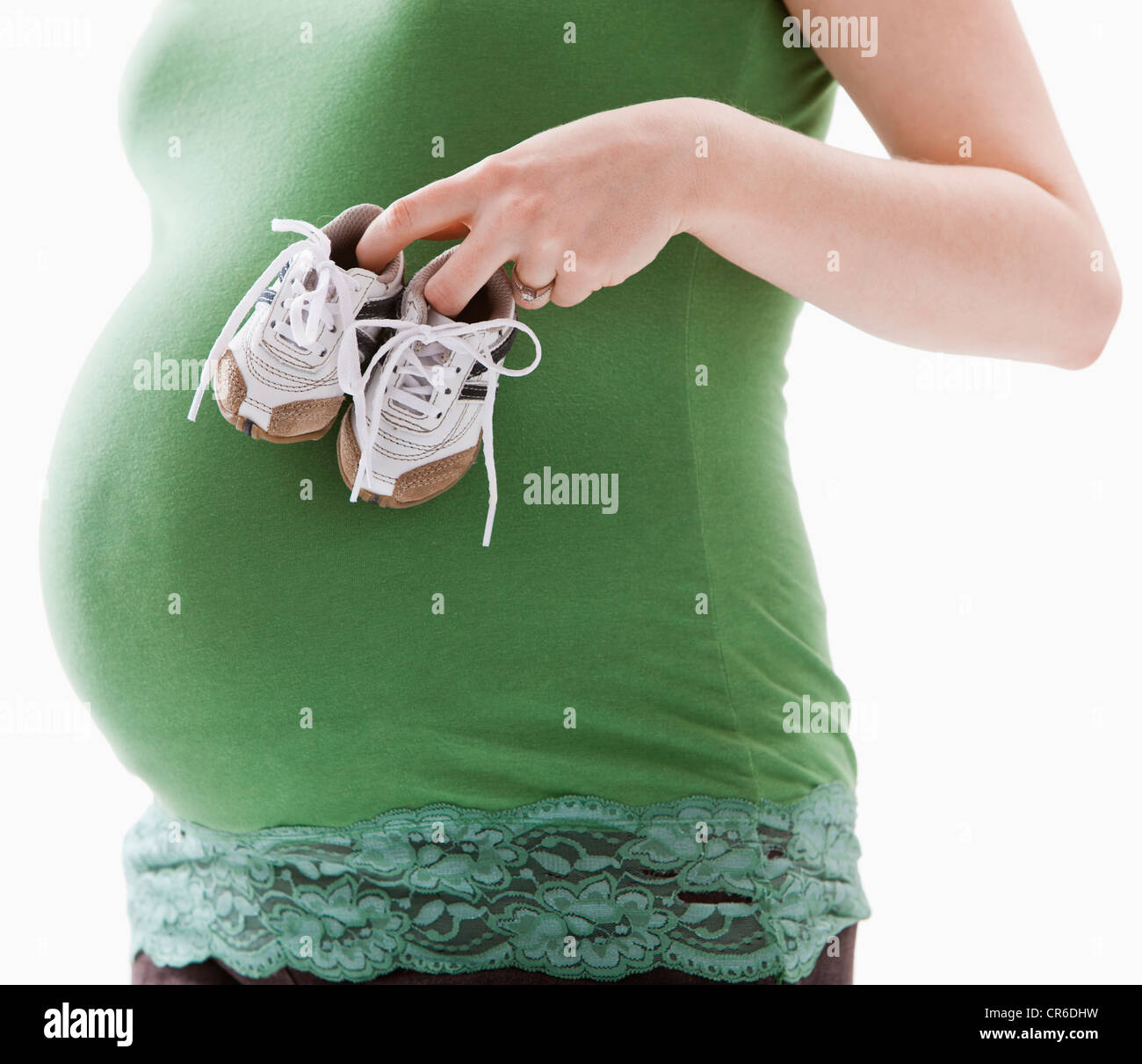 Studio Shot of mid section of pregnant woman holing baby booties Banque D'Images