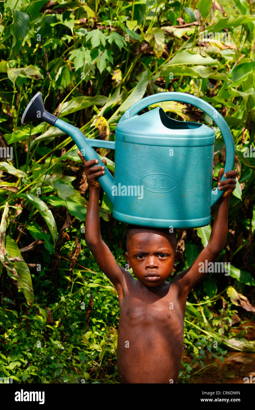 Garçon, 6 ans, portant un arrosoir sur sa tête, Bamenda, Cameroun, Afrique  Photo Stock - Alamy