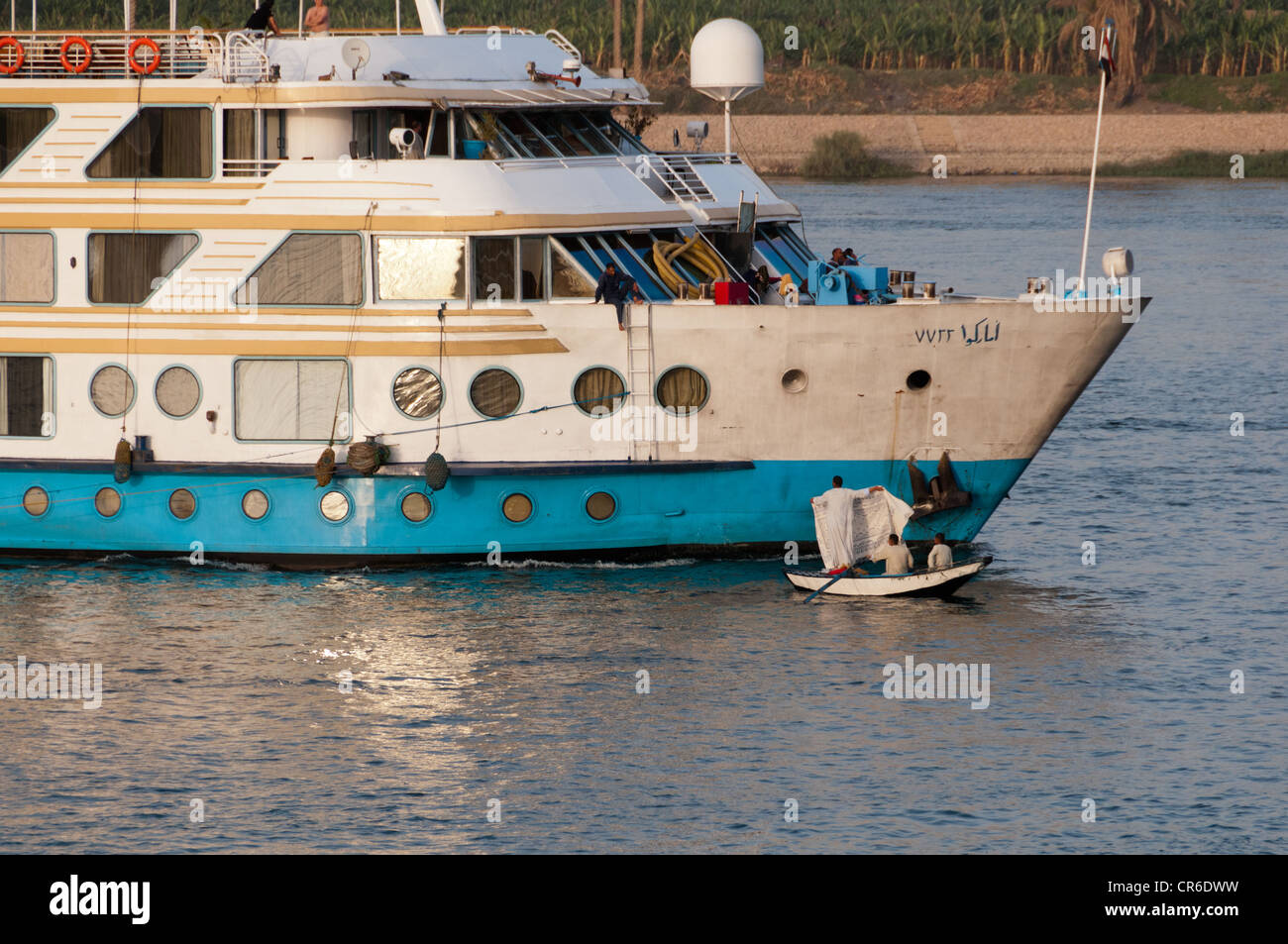 Les vendeurs désespérés en canot bateaux à quai des bateaux de croisière sur le Nil l'instabilité Egypt-Political a paralysé l'industrie du tourisme Banque D'Images