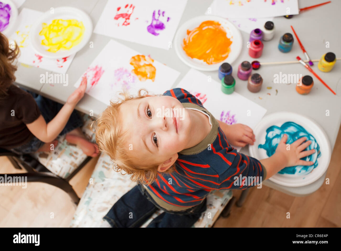 Portrait of boy (4-5) en s'palm imprimer Banque D'Images