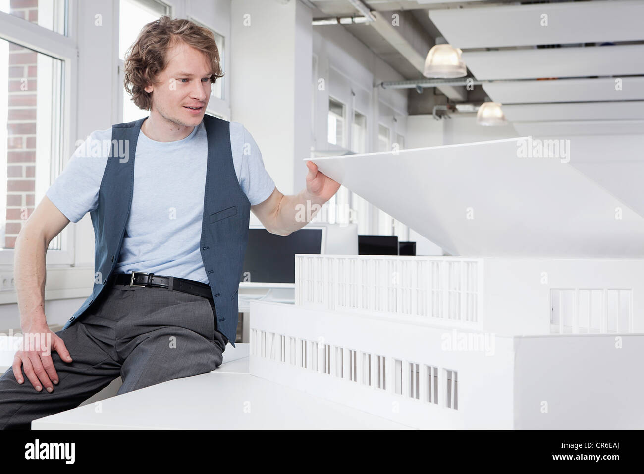 Germany, Bavaria, Munich, Architect looking at architectural model Banque D'Images