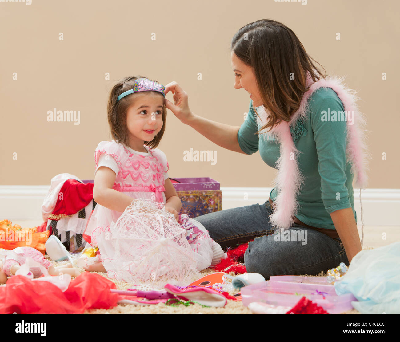 Mère avec sa fille (4-5) habillé en princesse Banque D'Images