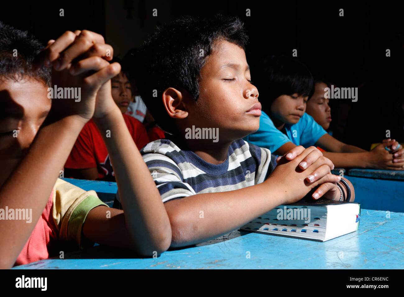 La prière des enfants, stade bientot l'orphelinat, Kabanjahe, région de Batak, Sumatra, Indonésie, Asie du sud-est Banque D'Images