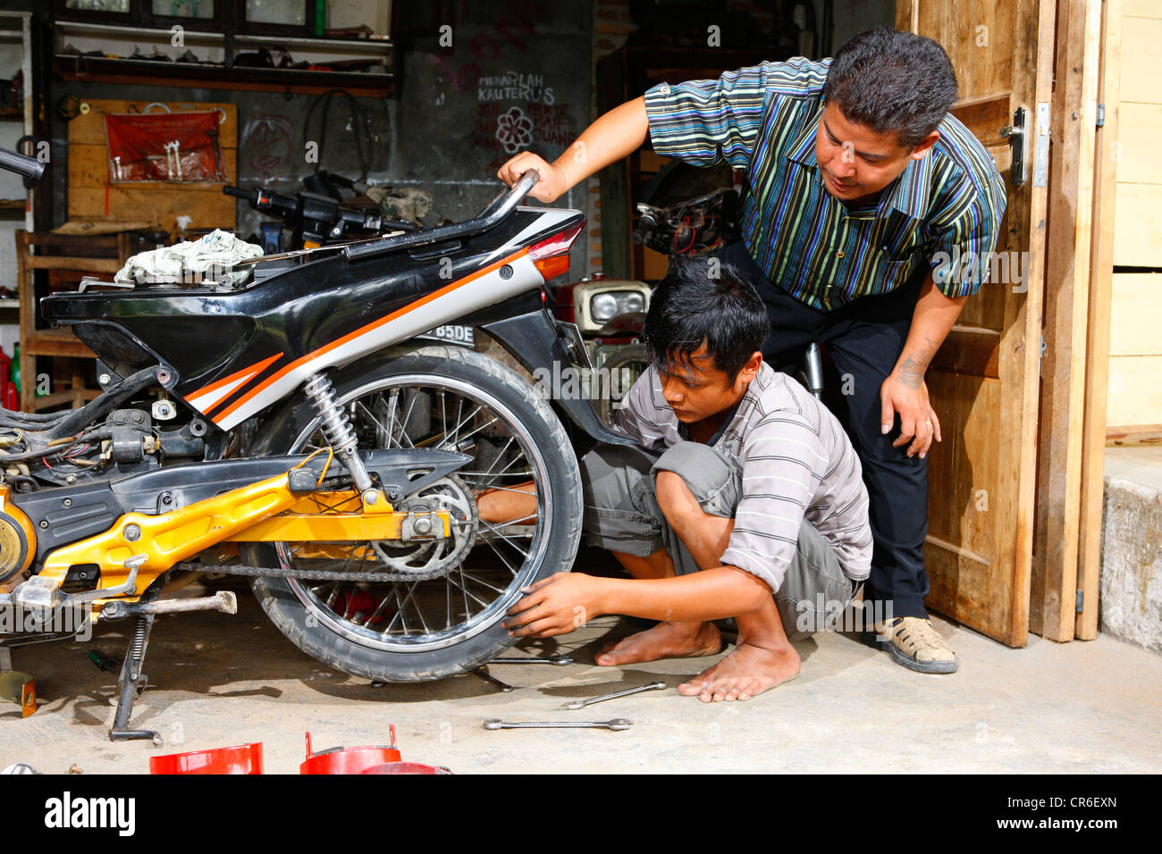 Les jeunes hommes la réparation d'une moto lors d'un apprentissage  mécanique, centre de formation professionnelle, Siantar, Sumatra, Indonésie  Photo Stock - Alamy