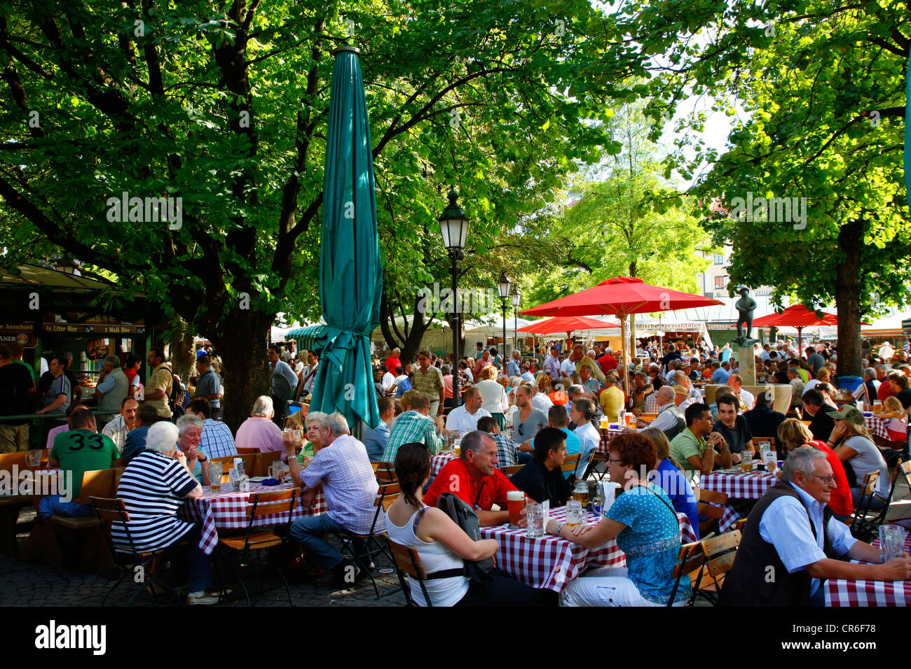 Café en plein air, place Viktualienmarkt, Munich, Bavaria, Germany, Europe Banque D'Images