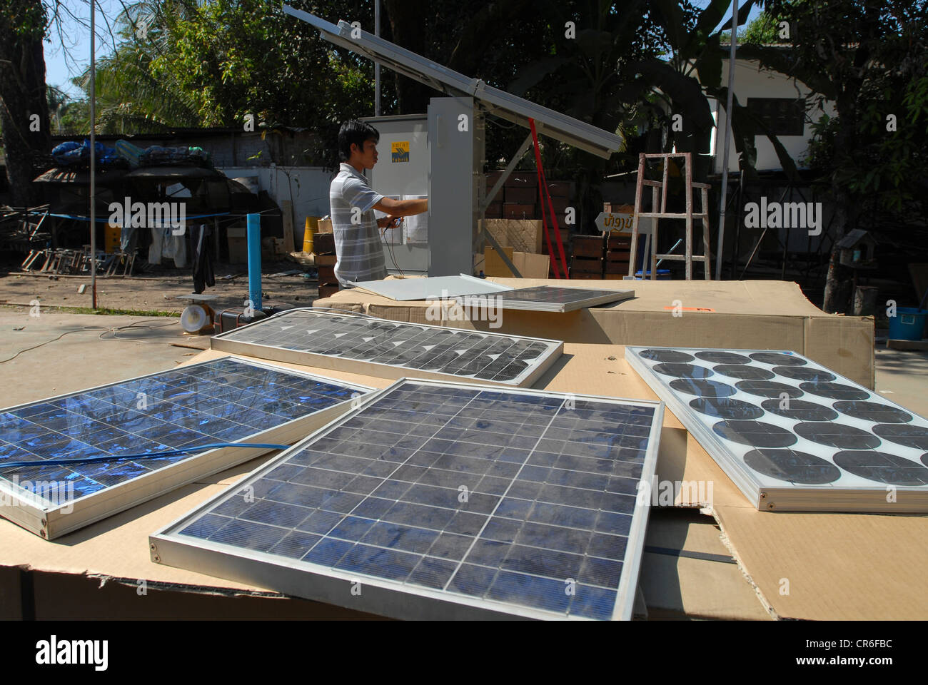 Laos Vientiane , République démocratique populaire lao-société allemande Sunlabob installer des modules d'énergie solaire et photovoltaïque dans les villages distants sécurisés pour l'électrification rurale avec solution hors réseau Banque D'Images