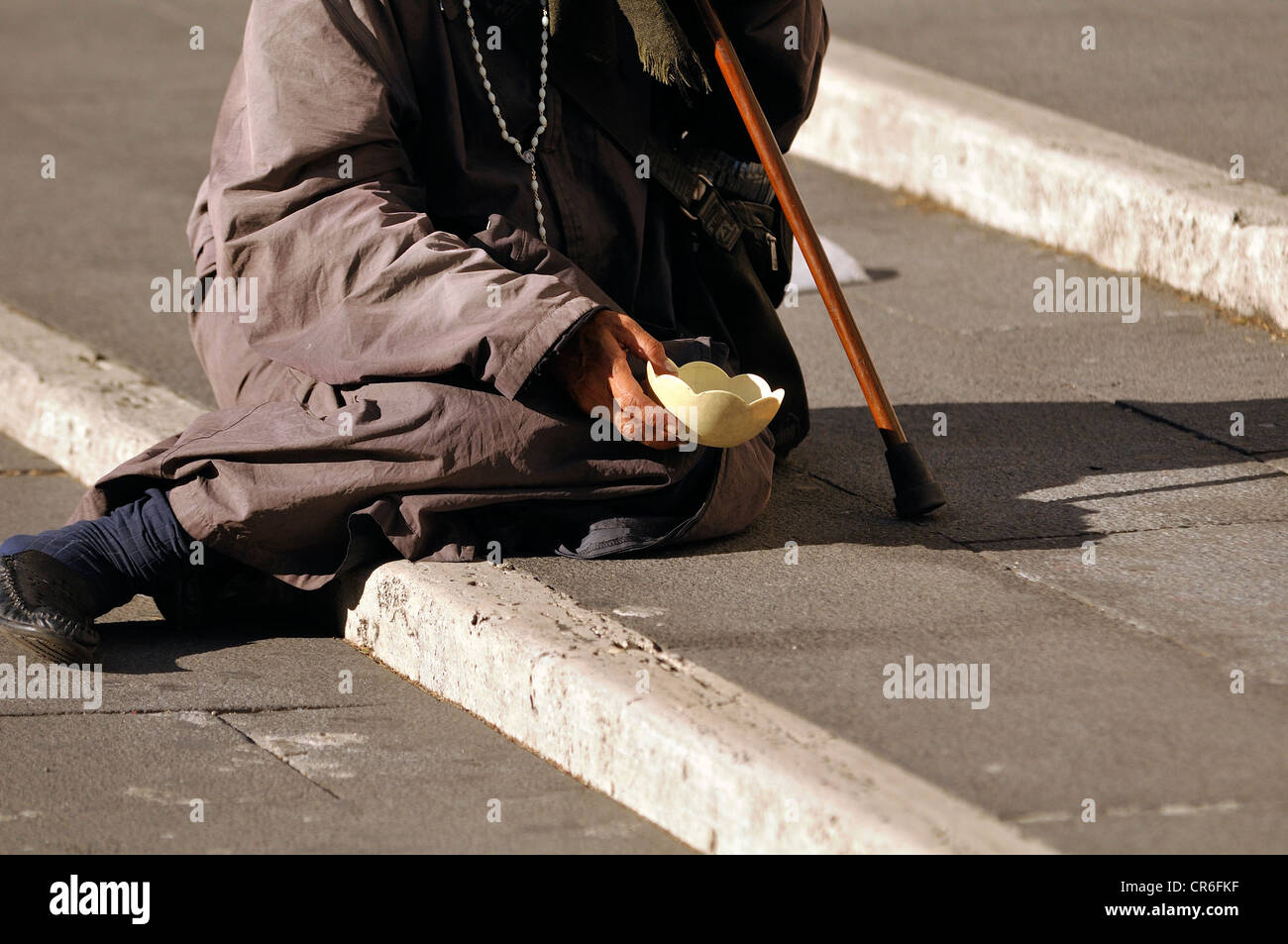 Mendiant, femme avec une canne assis sur le sol, Rome, Latium, Italie, Europe Banque D'Images