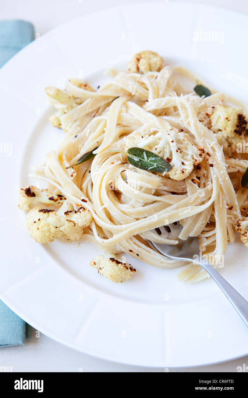 Fettucinis sur plaque avec fork Banque D'Images