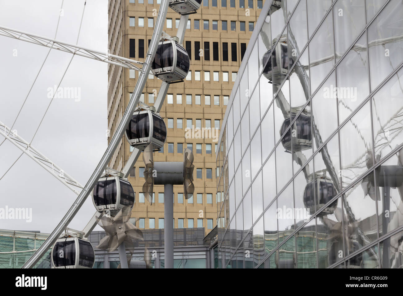 La roue de Manchester en Exchange Square reflétée dans les fenêtres du magasin Selfridges adjacent. Banque D'Images