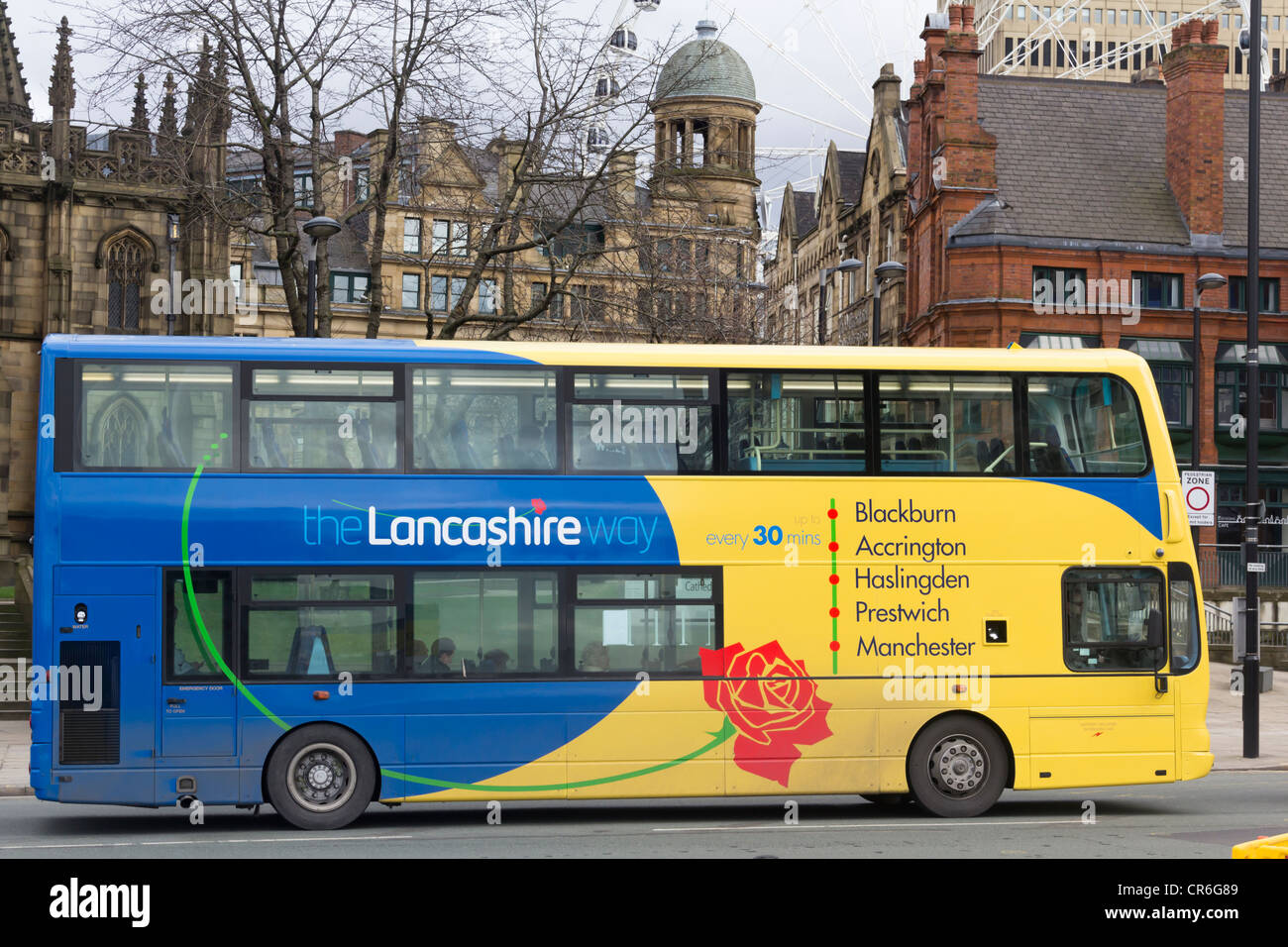 Bus sur la route de Manchester à Blackburn, Lancashire La marque 'façon', exploités par Transdev sur la rue Victoria à Manchester. Banque D'Images