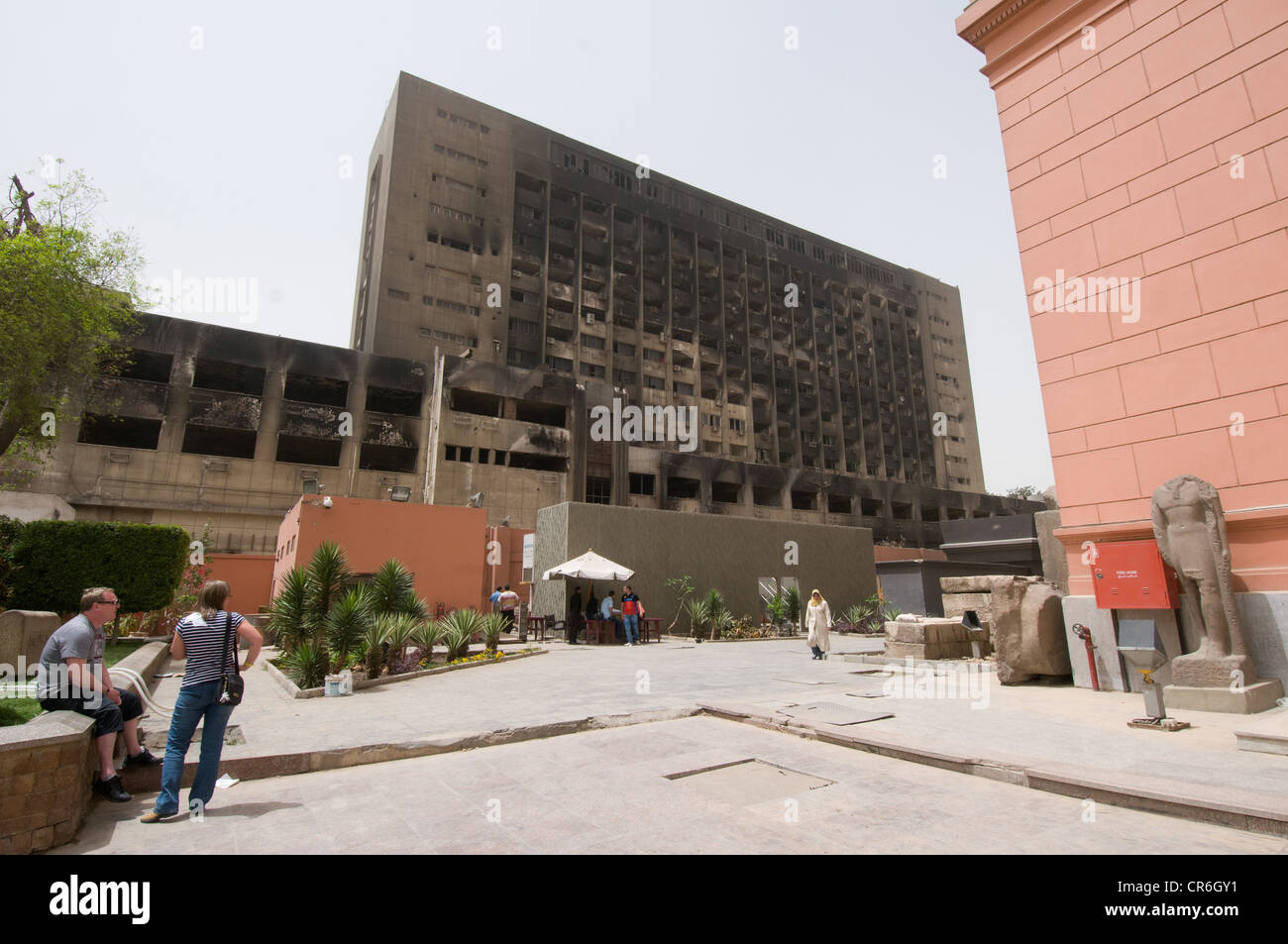 Brûlé de l'administration centrale du parti néo-démocrate au Caire en Egypte au Musée (incendié le 28 février 2011)pendant la révolution Banque D'Images