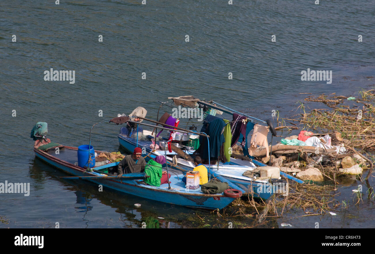 Comme la récession s'aggrave en Egypte : certains sont obligés de vivre sur leurs petits bateaux - ici sur le Nil : le Caire, Egypte Banque D'Images