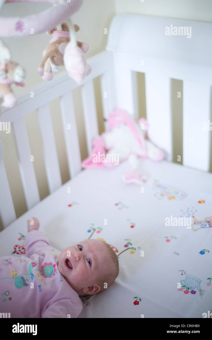 Bebe Dans Son Lit Nel Suo Letto Sorride Neonata Photo Stock Alamy