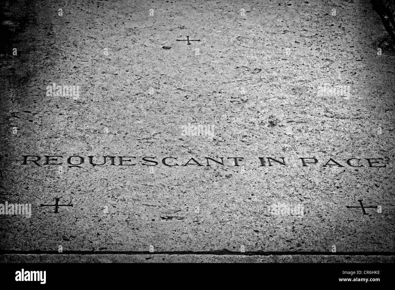 Inscription latine pour "peuvent ils reposent en paix", la Cathédrale de Rouen, Haute-Normandie, France Banque D'Images
