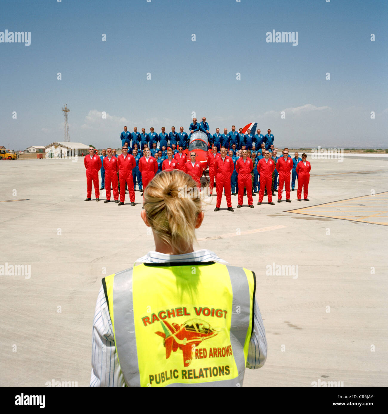 Portrait publicitaire officiel pour les flèches rouges, la RAF AEROBATIC TEAM à la mi-journée à l'éblouissement RAF Akrotiri. Banque D'Images