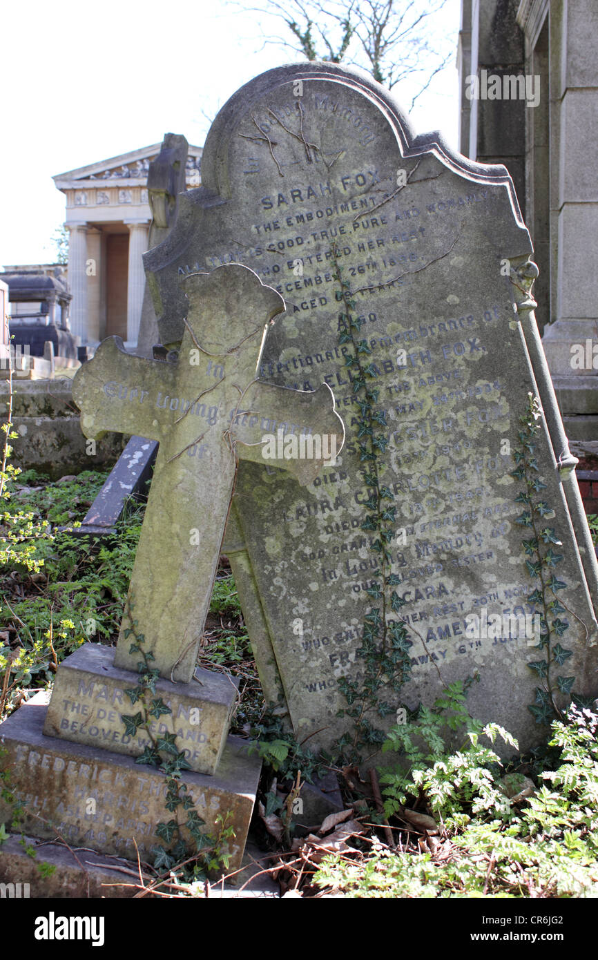 Une vieille tombe d'affaissement. West Norwood Cemetery. Londres Banque D'Images