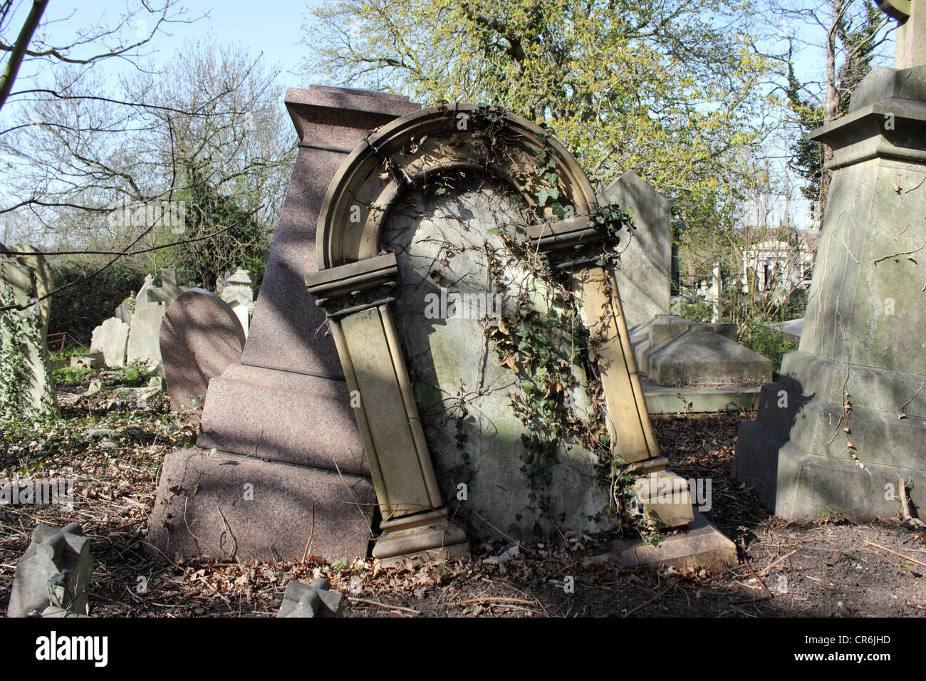 Tombes anciennes diminuant. West Norwood Cemetery. Londres Banque D'Images