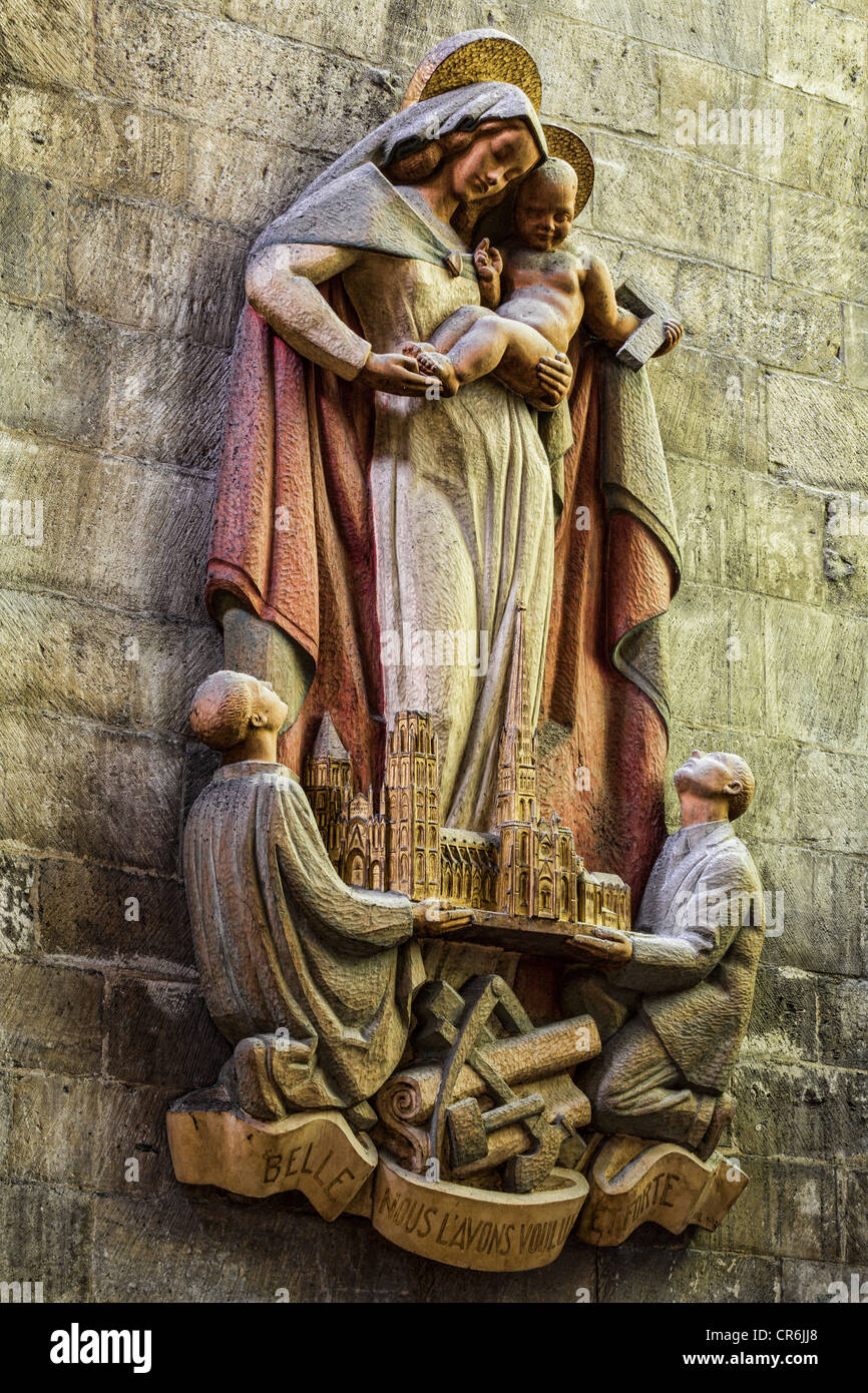 Sculpture représentant la Cathédrale de Rouen d'être offert à la Vierge Marie, la Cathédrale de Rouen, Normandie, France Banque D'Images