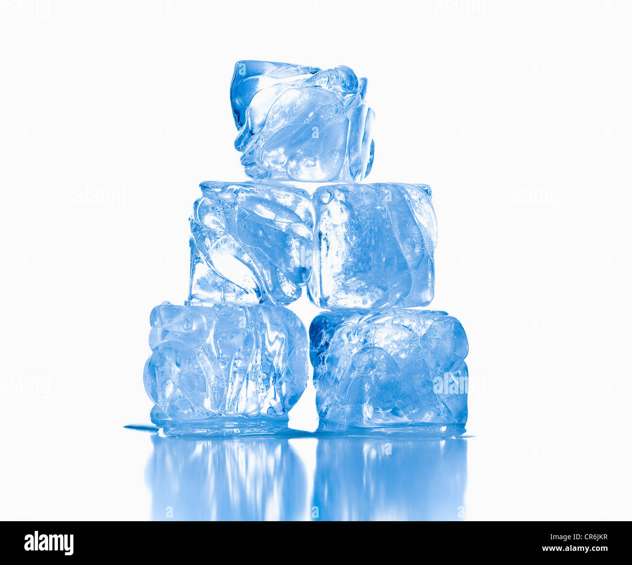 Des cubes de glace shot sur surface blanche réfléchissante Banque D'Images