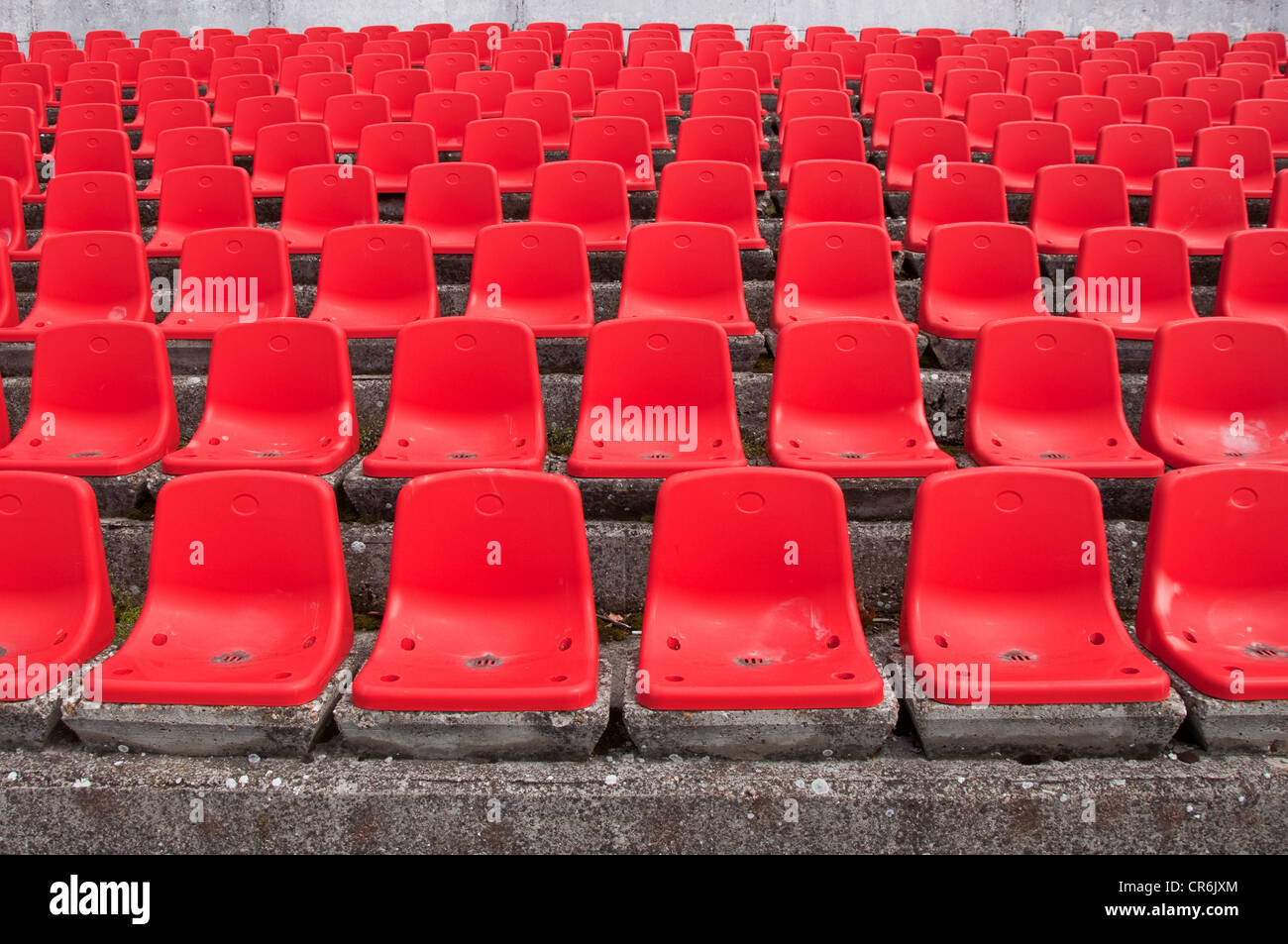 Des sièges en plastique vides à stade, open door sports arena. Banque D'Images