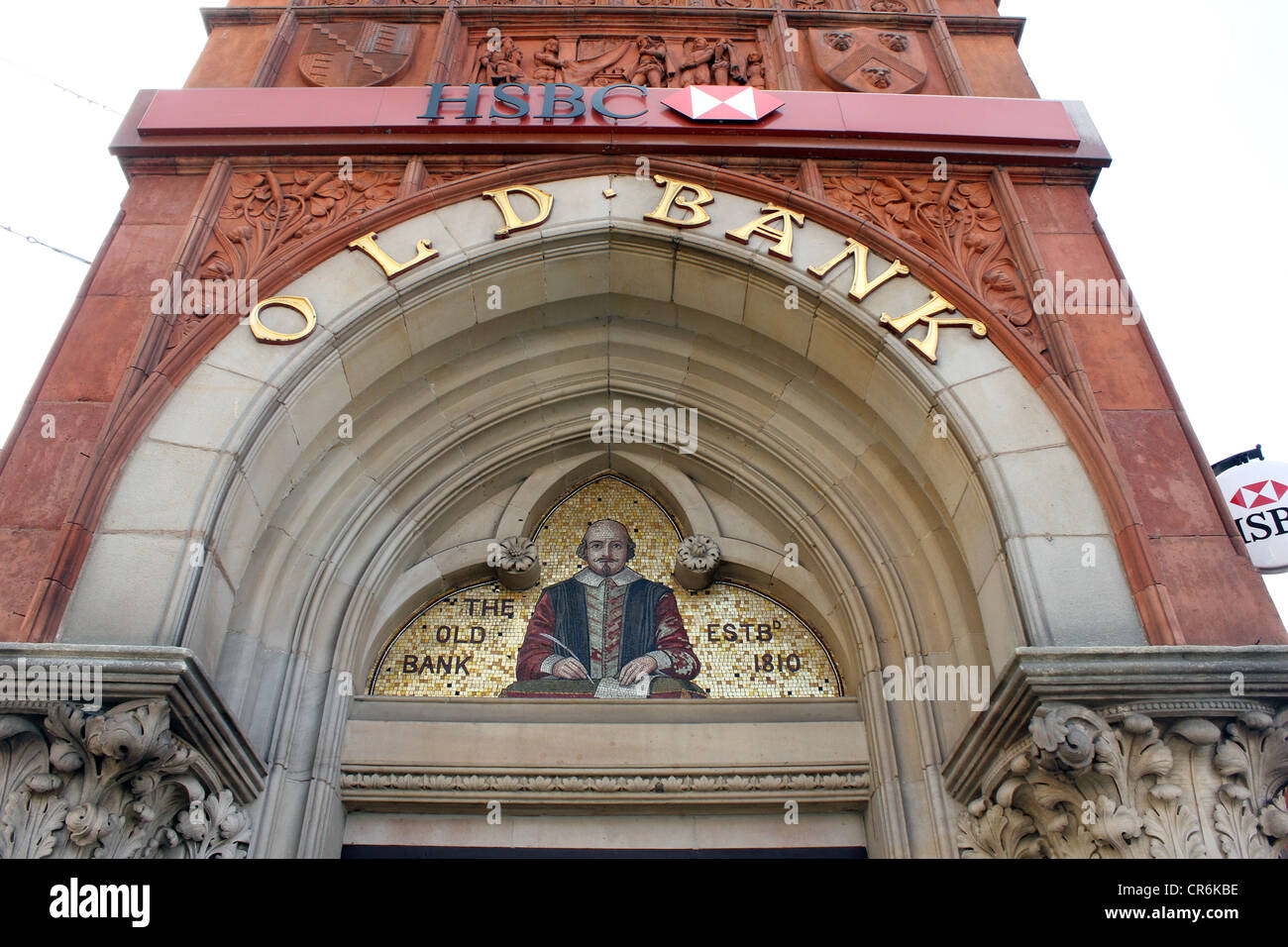 Près d'une mosaïque de Shakespeare au-dessus de l'entrée à l'ancienne banque maintenant une succursale de la HSBC à Stratford upon Avon. Banque D'Images