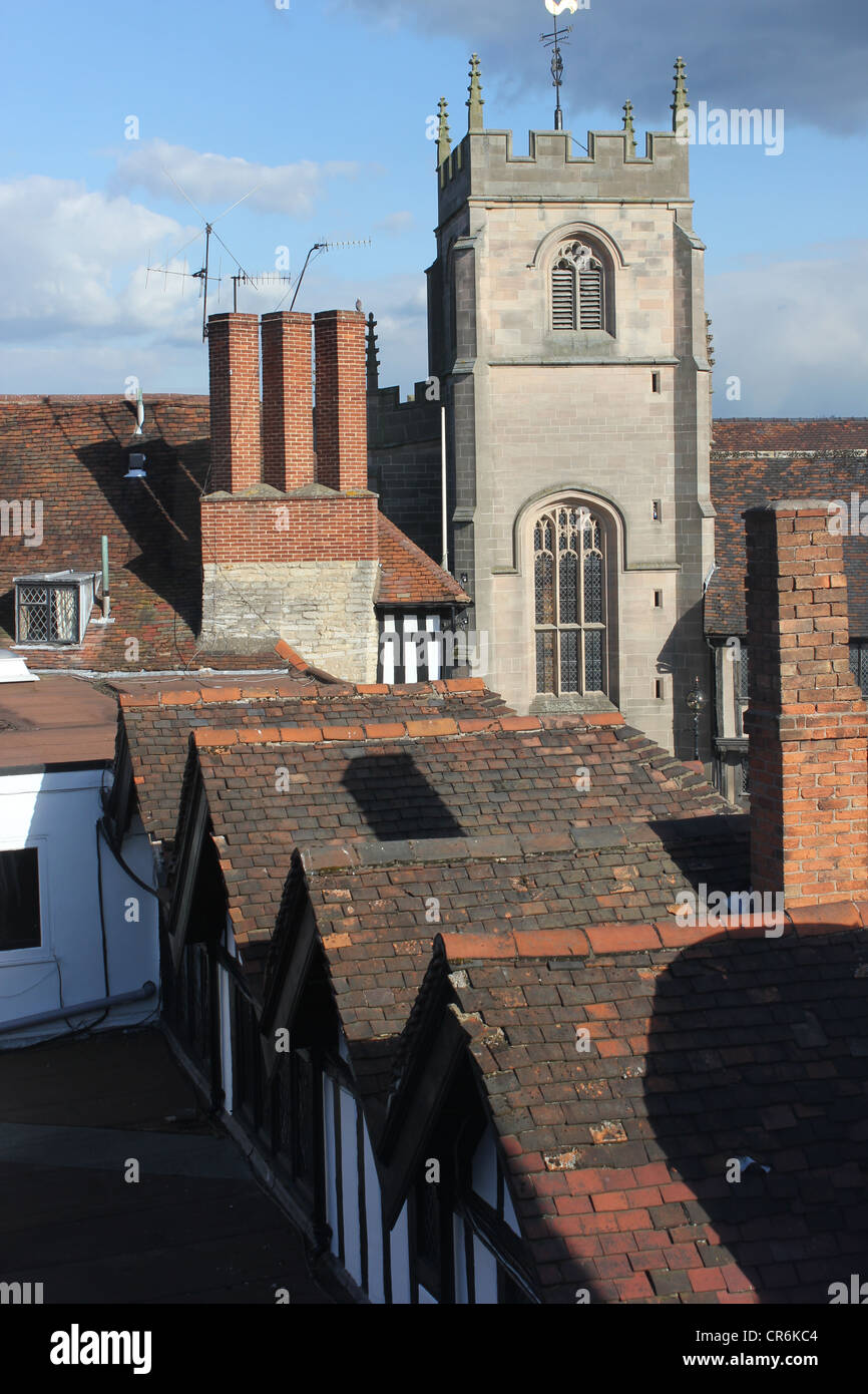 Sur les toits de Tudor à la chapelle de la Guilde vers l'église. Stratford Upon Avon Banque D'Images