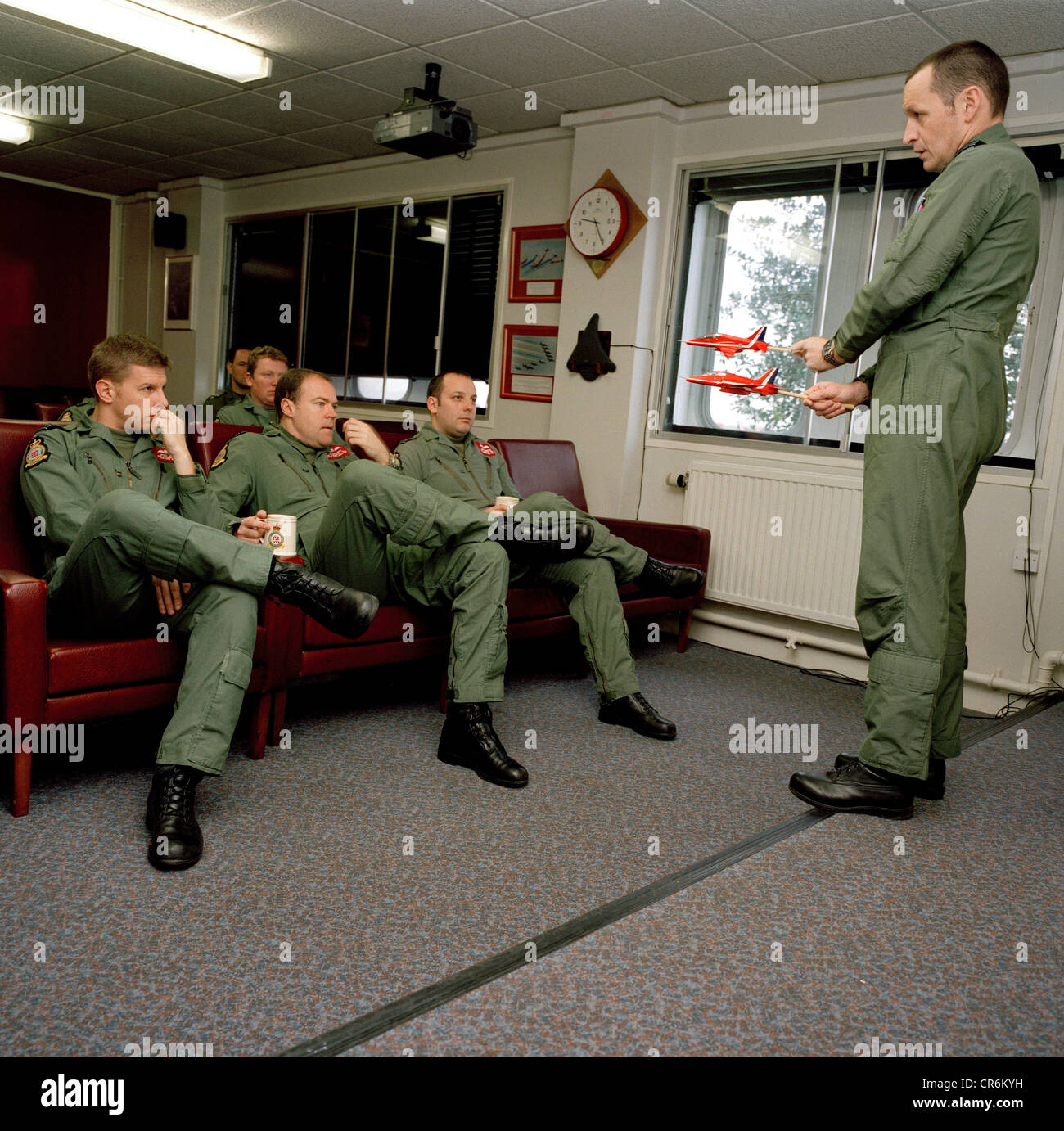 Le chef d'escadron Spike Jepson, chef de la flèches rouges, la RAF aerobatic équipe demande de nouvelles manoeuvres pour son équipe. Banque D'Images