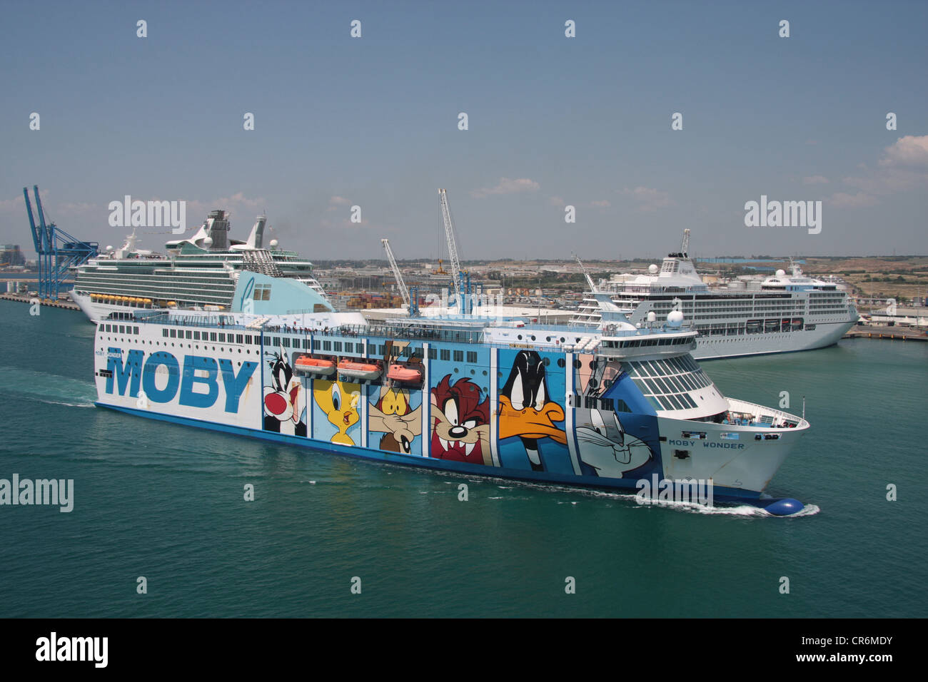 Personnages de dessins peints sur le côté du Moby Wonder car-ferry arrivant à Civitavecchia, Italie Banque D'Images