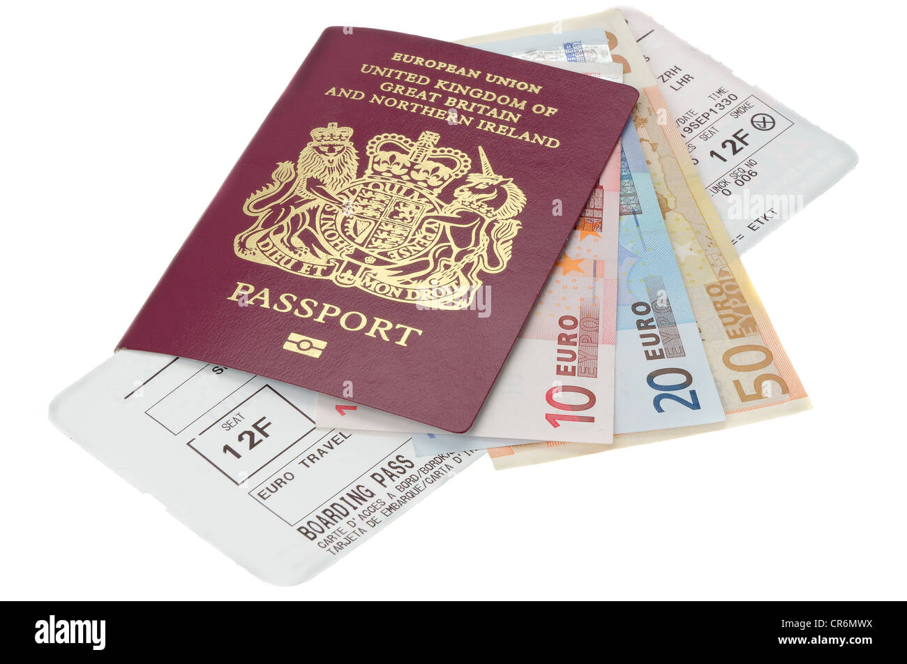 Passeport britannique avec Euro billets de monnaie et une carte d'embarquement des compagnies aériennes - studio photo avec un fond blanc Banque D'Images