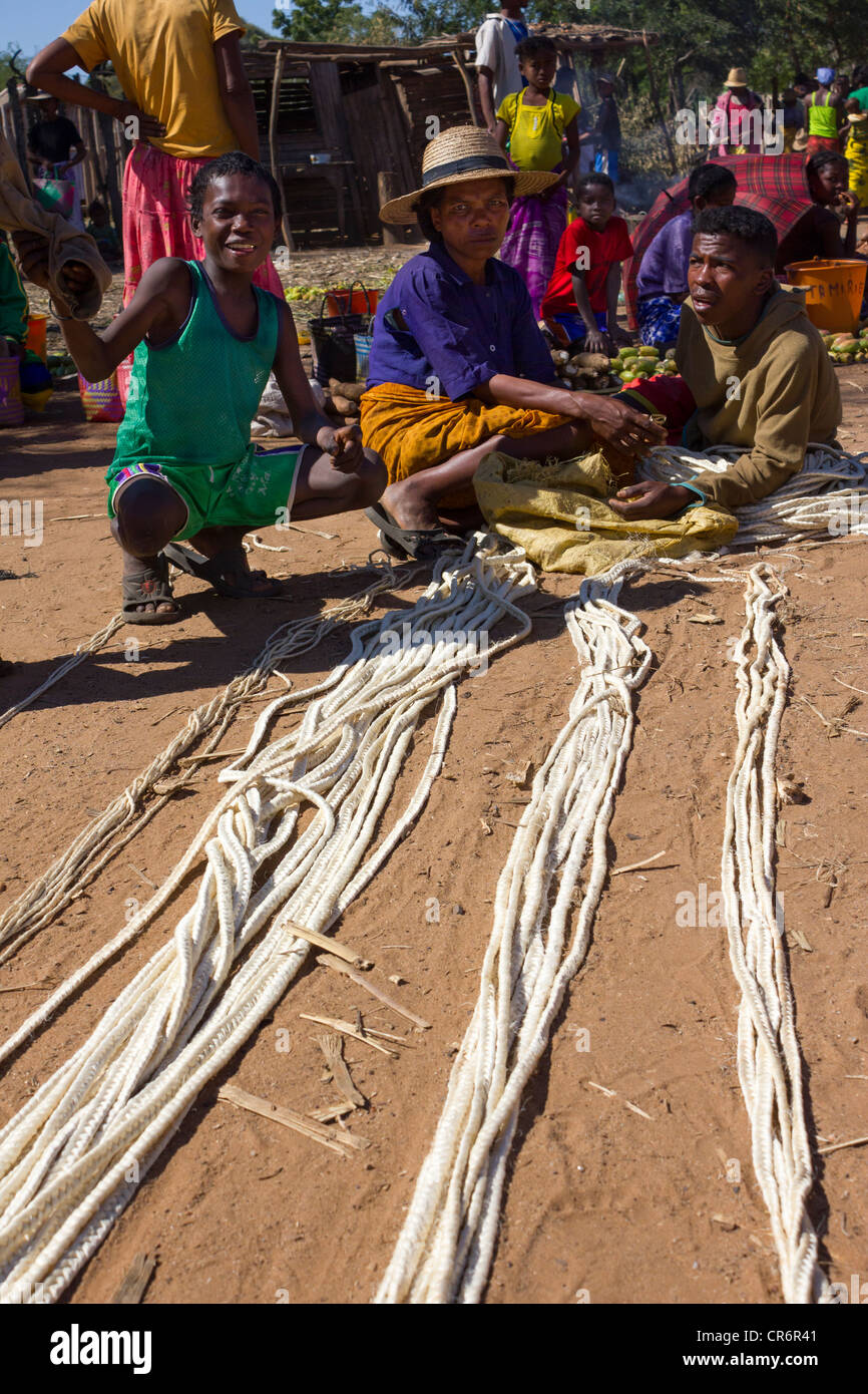 Les villageois vendent le cordage en sisal à jour de marché, village près de Berenty Réserve, Madagascar Banque D'Images